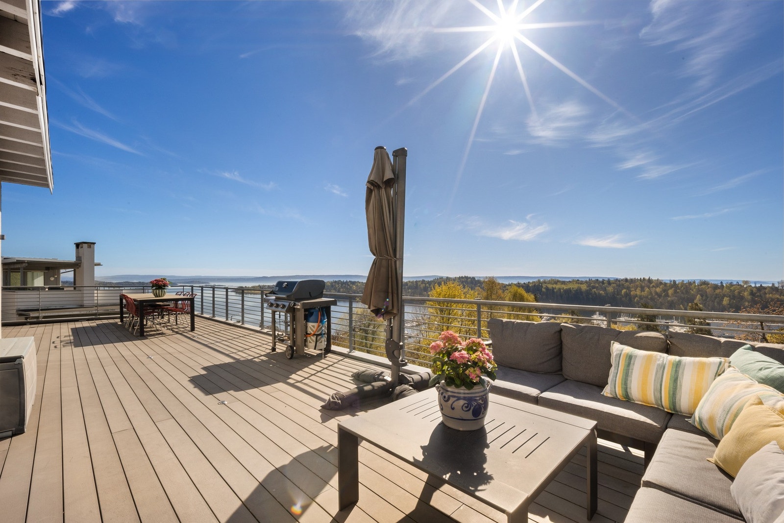 Utgang til takterrasse med god plass og fantastisk utsikt. Galleribilde
