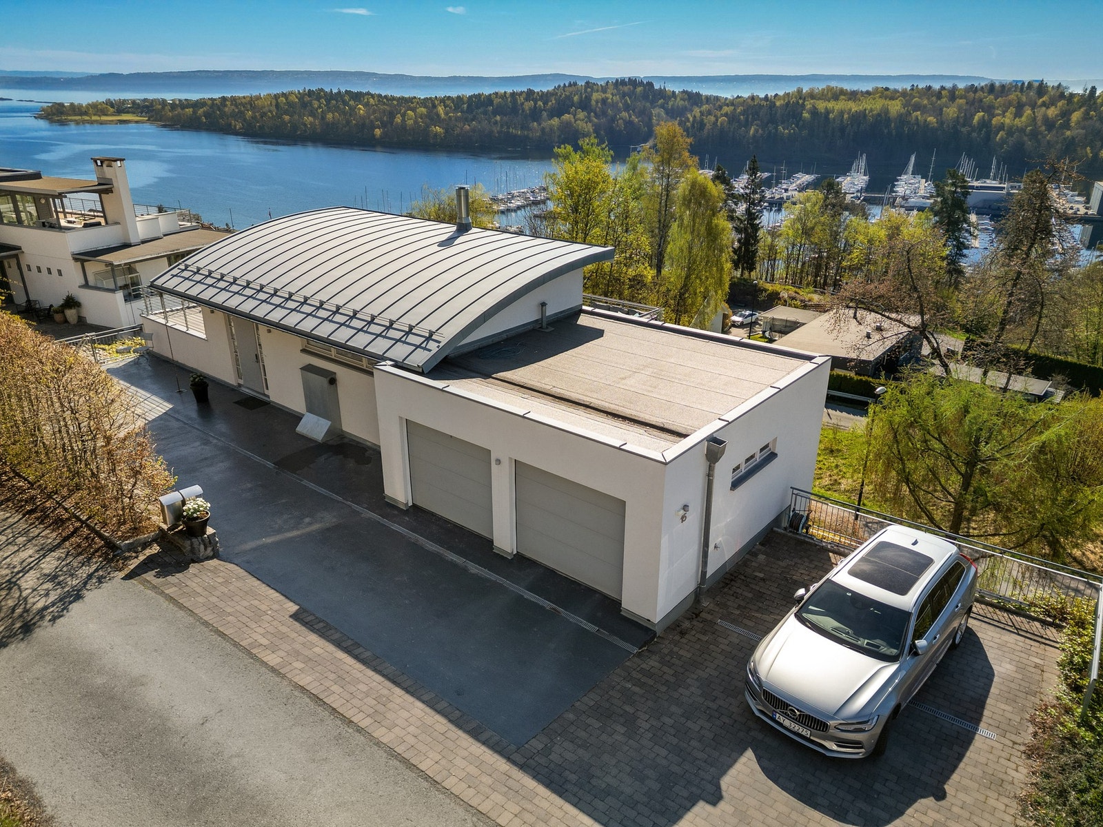 Moderne funkisbolig med store vindusflater som åpner opp for en imponerende utsikt over Leangbukta og Oslofjorden. Galleribilde