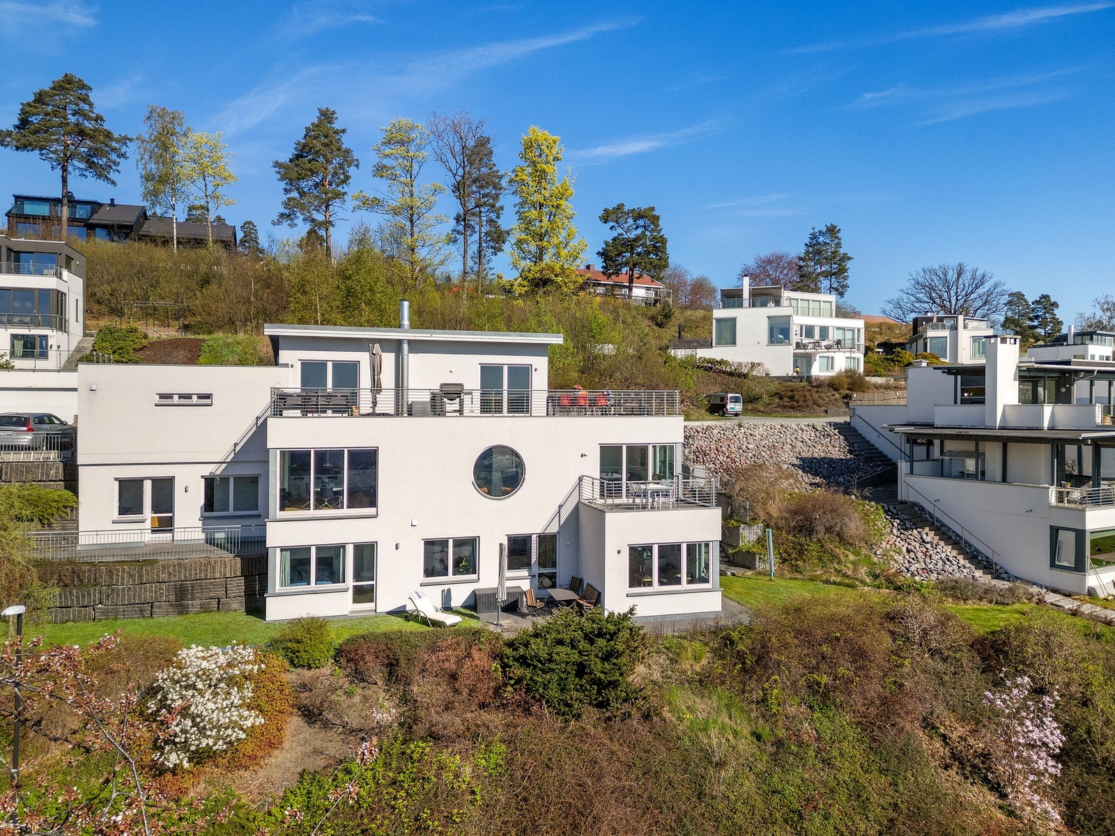 Boligen holder en gjennomgående høy standard, med gjennomtenkte løsninger der utsikten er ivaretatt fra nær sagt alle rom. Galleribilde