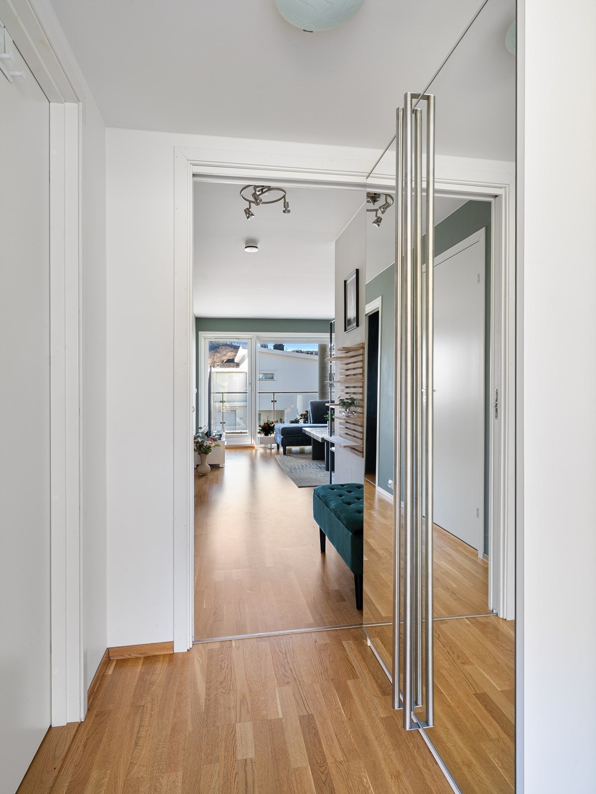 Entréen har plass til garderobeløsning og gir tilgang til en romslig innvendig bod. Galleribilde