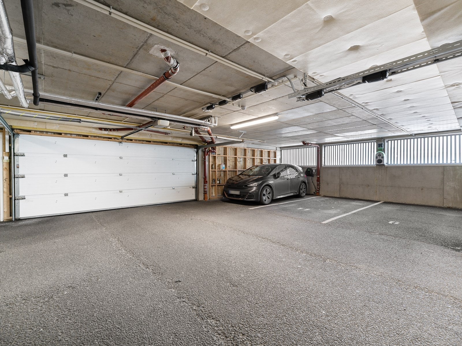 Fra parkeringsanlegget er det heis, som gir enkel og trinnfri adkomst opp til leiligheten. Galleribilde
