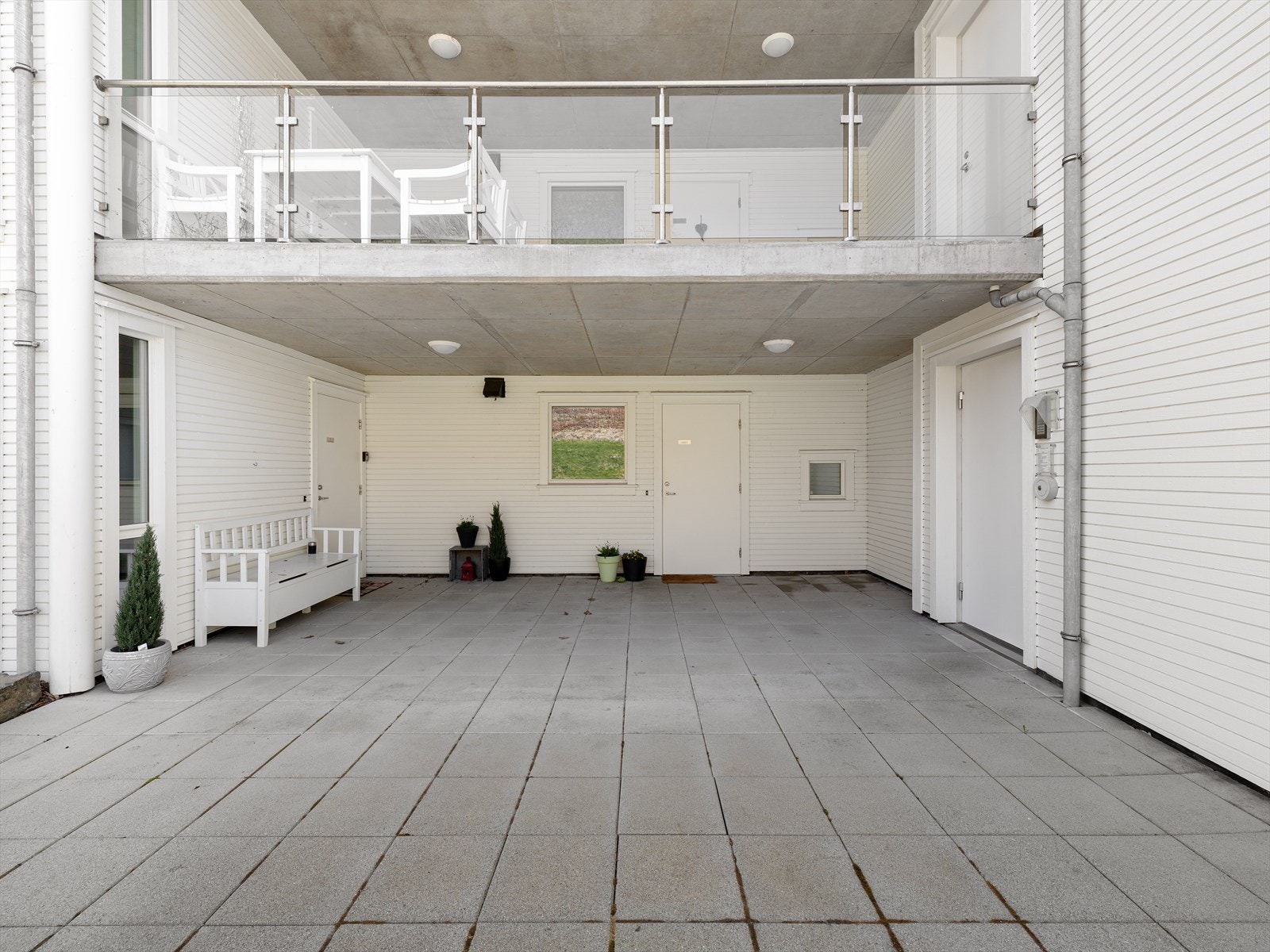 Leiligheten har egen, overbygget inngang direkte fra bakkeplan. Galleribilde