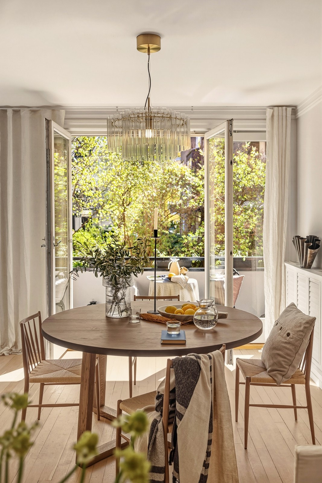 Stuen har god plass til spisebord. Et hyggelig og naturlig samlingspunkt både i hverdagen og ved festligere anledninger. Galleribilde