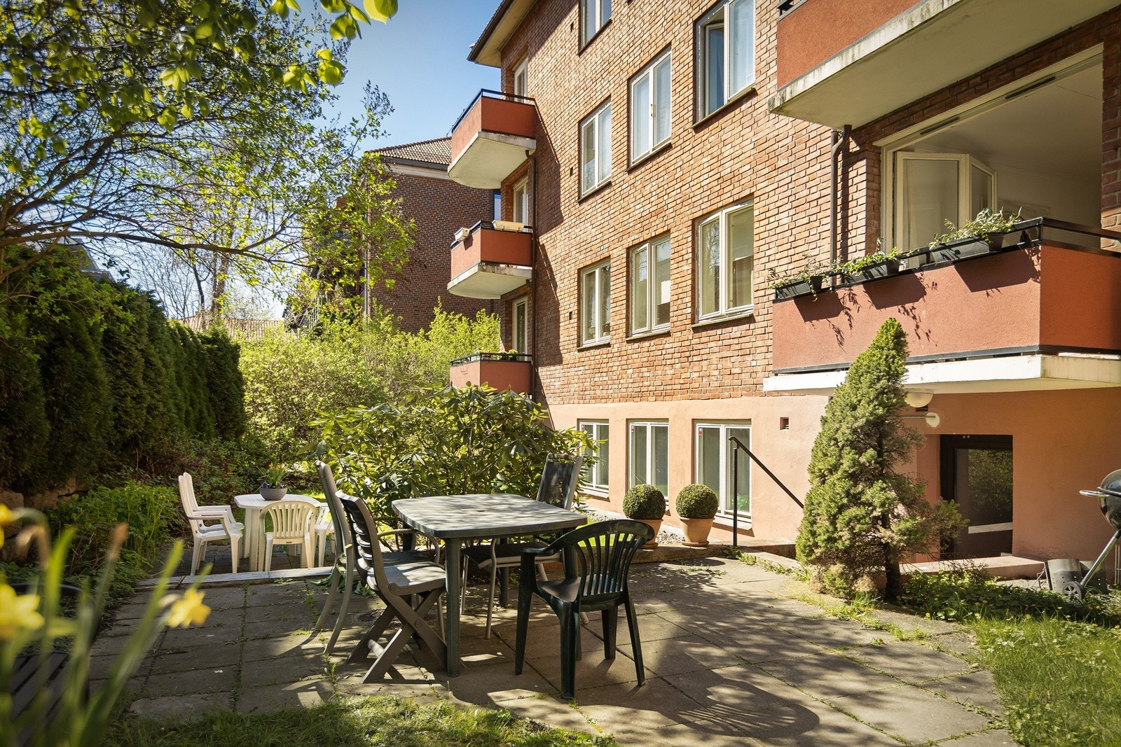 Hyggelig bakgård. Galleribilde