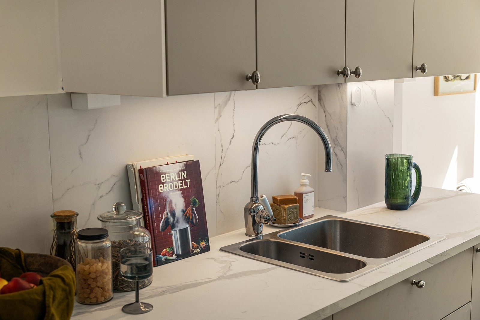 Det er avtrekksvifte over koketopp med kullfilter. Galleribilde
