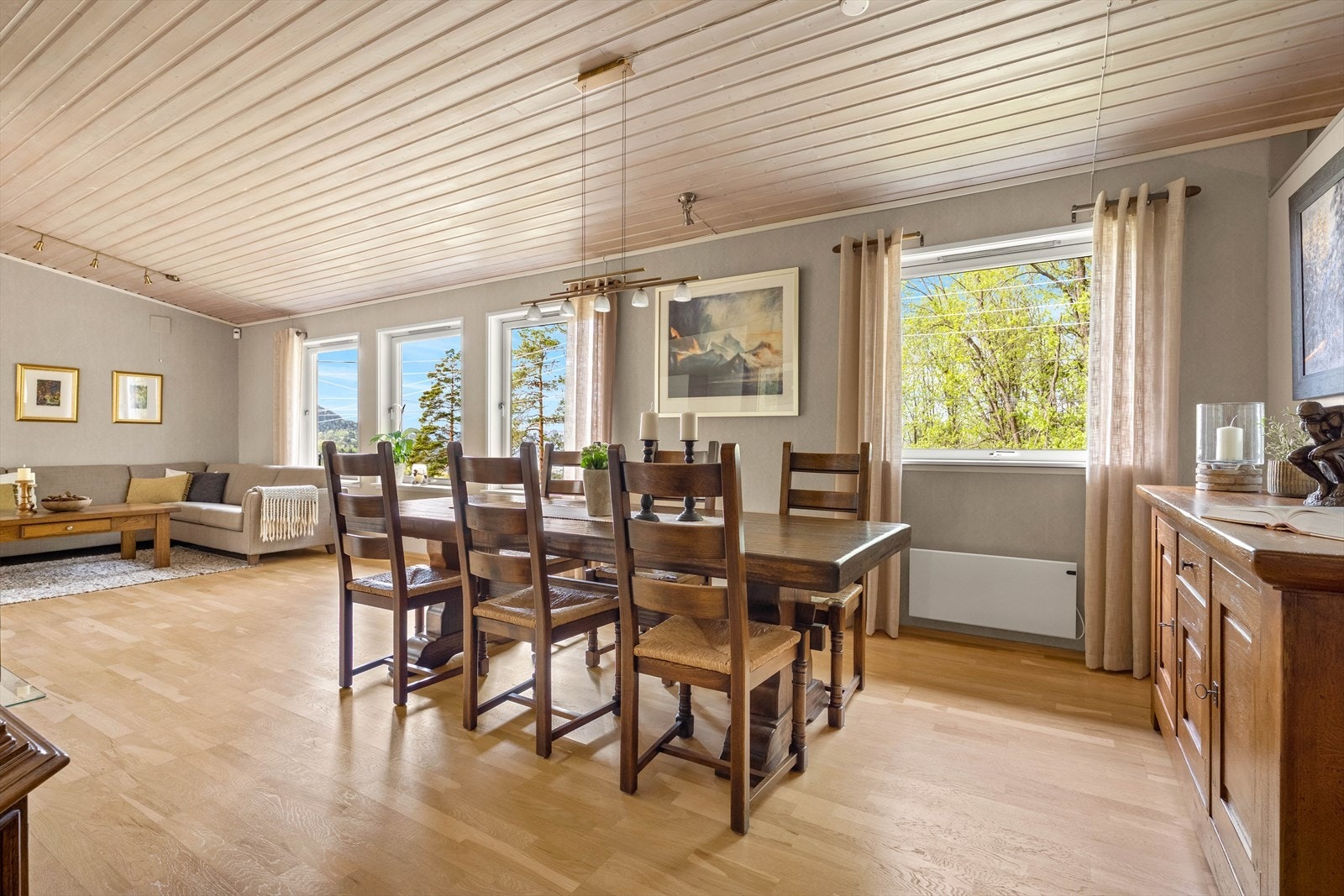 Spisestuen har plass til langbord for hyggelige sammenkomster. Galleribilde