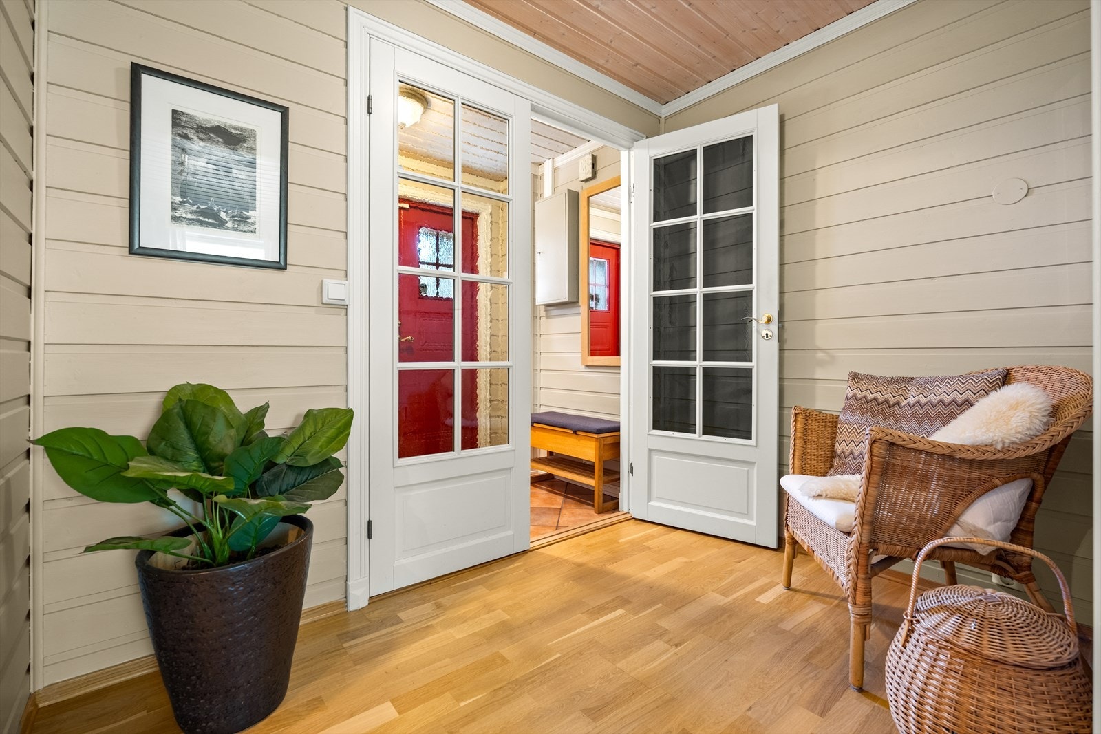 Fra vindfanget kommer du inn i en lys og innbydende entré som leder videre inn i boligen. Galleribilde