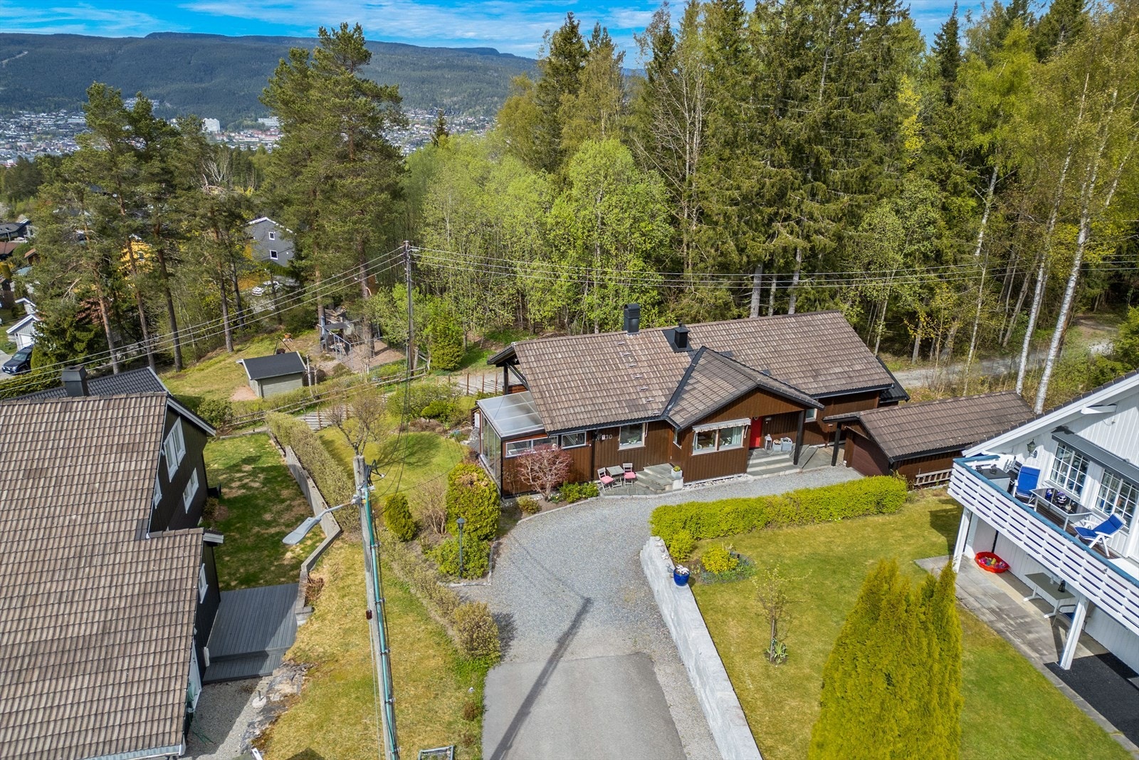 Fra eiendommen er det gangavstand til både Hallermoen barneskole og Svensedammen ungdomsskole. Galleribilde