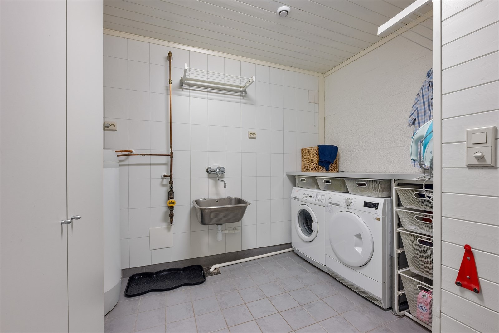 Separat vaskerom i underetasjen med egen utgang til hagen. Galleribilde