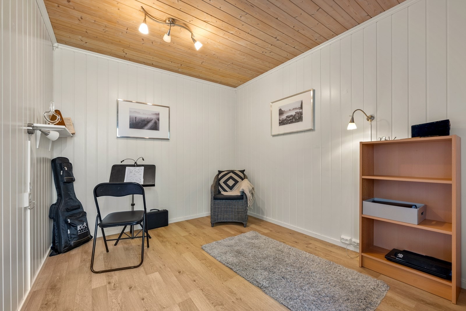 Underetasjen har flere disponible rom som kan innredes og brukes etter behov. Galleribilde