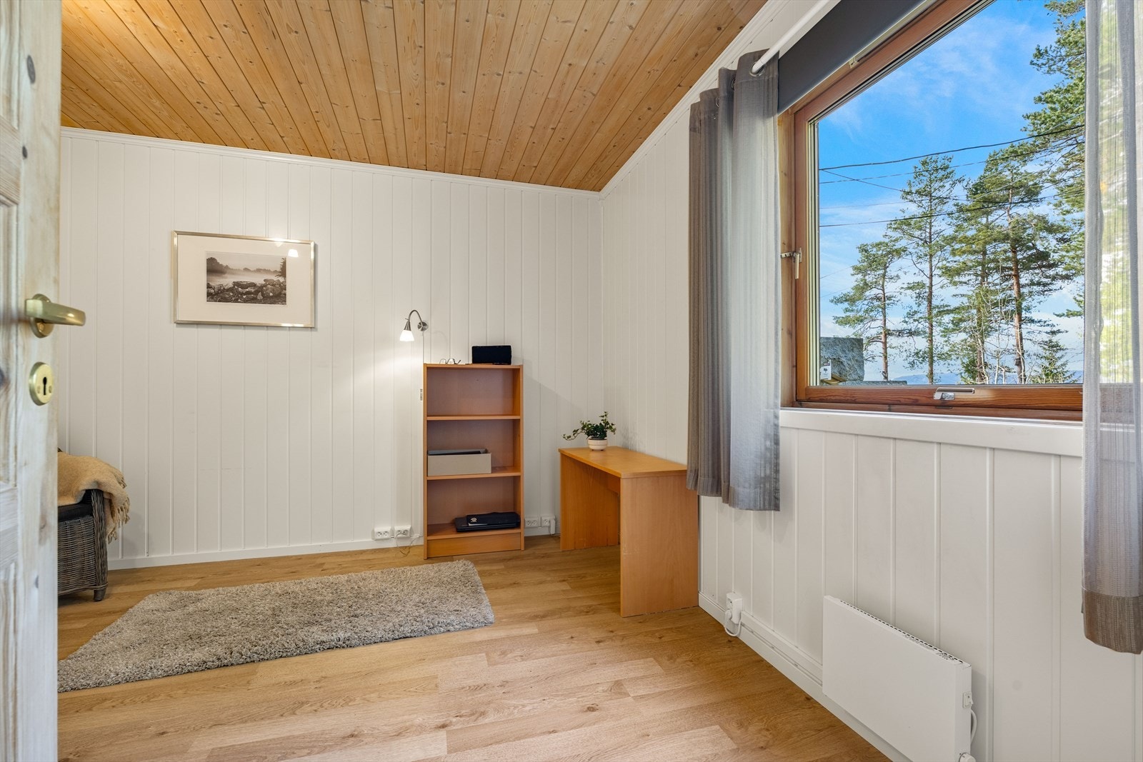 Et lyst og anvendelig rom med utsikt mot skogen. Galleribilde