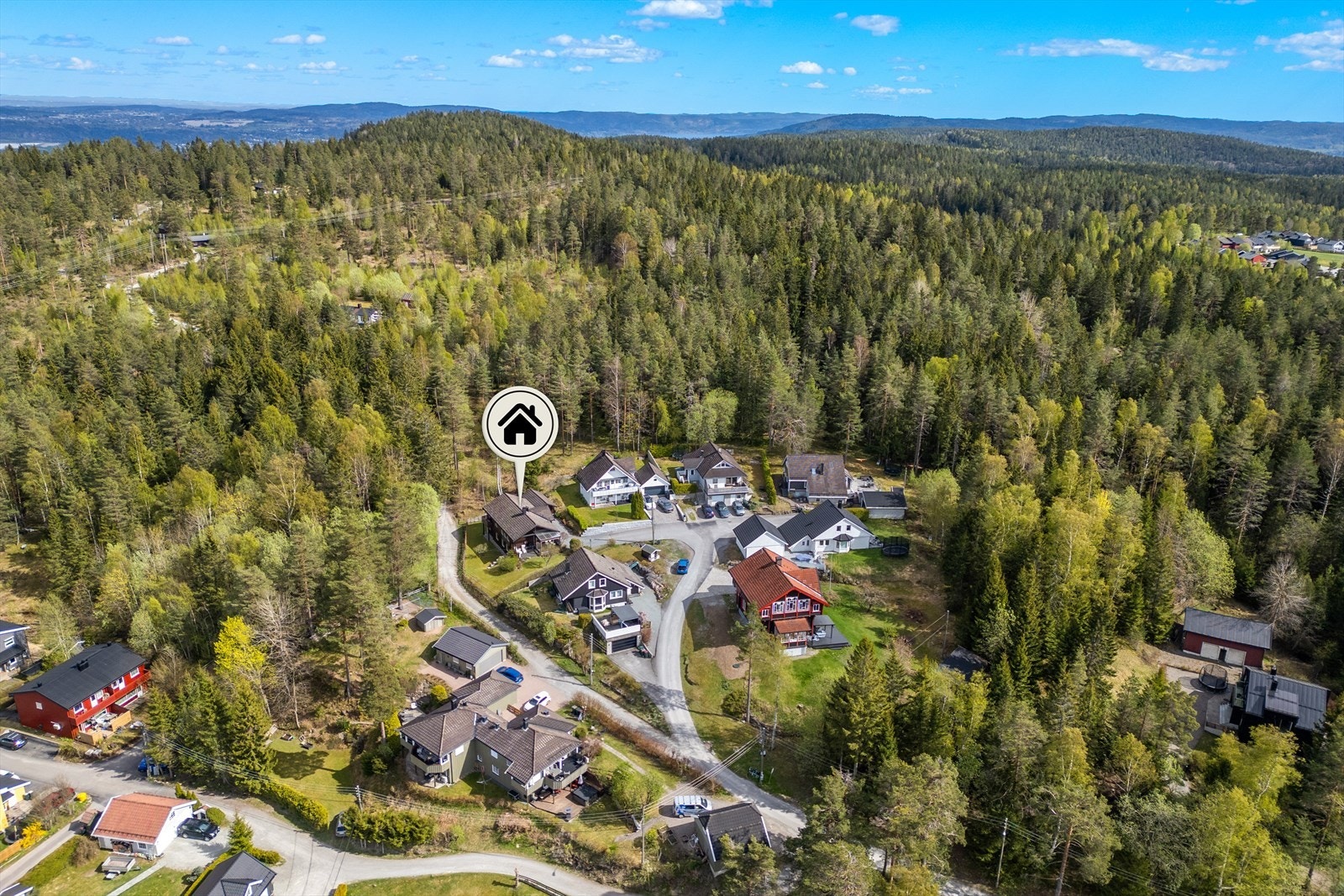 Eiendommen ligger høyt og fritt til på Konnerud, med umiddelbar nærhet til skog og mark. Galleribilde
