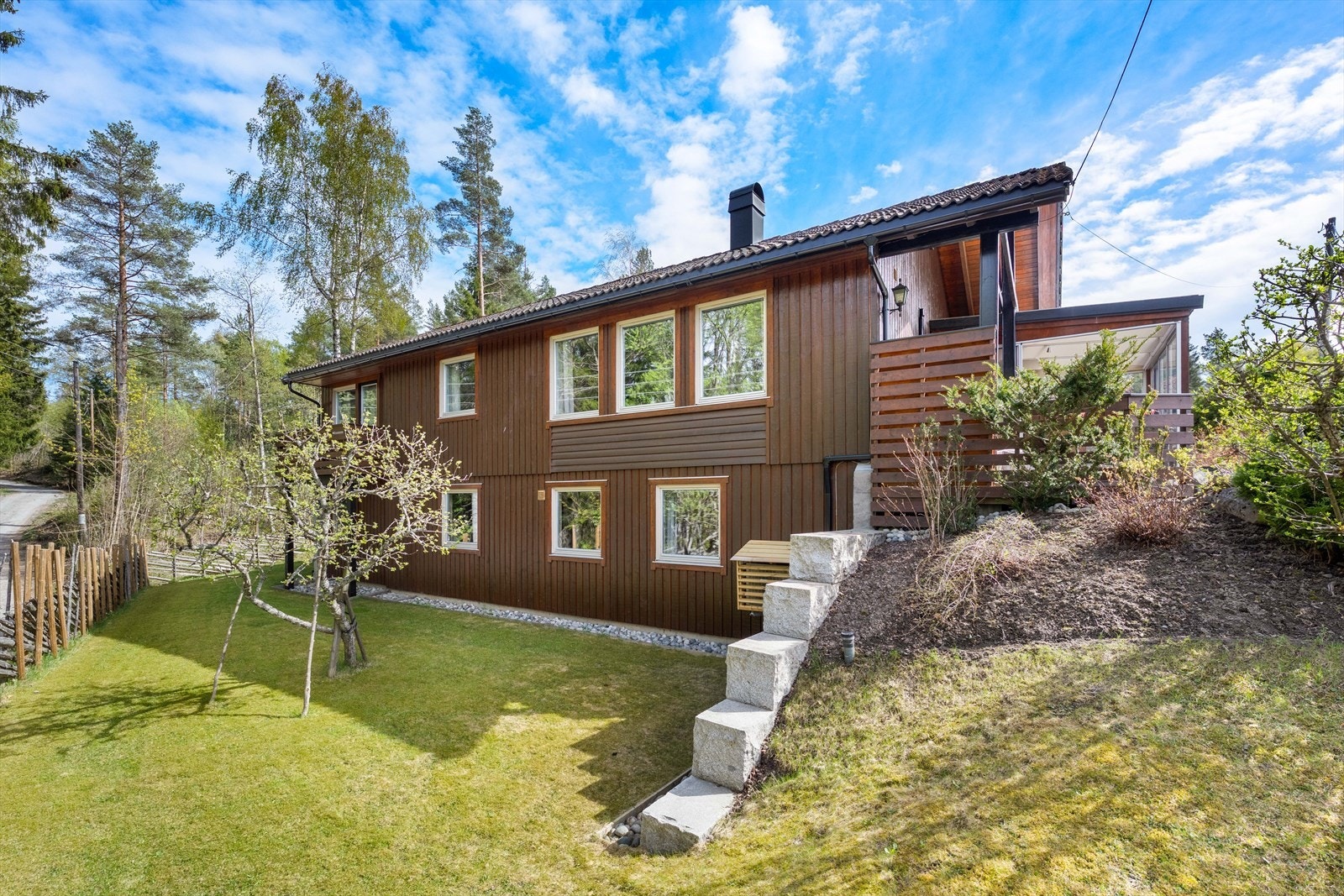 Boligen ligger i et lett skrånende terreng med opparbeidede uteområder. Galleribilde