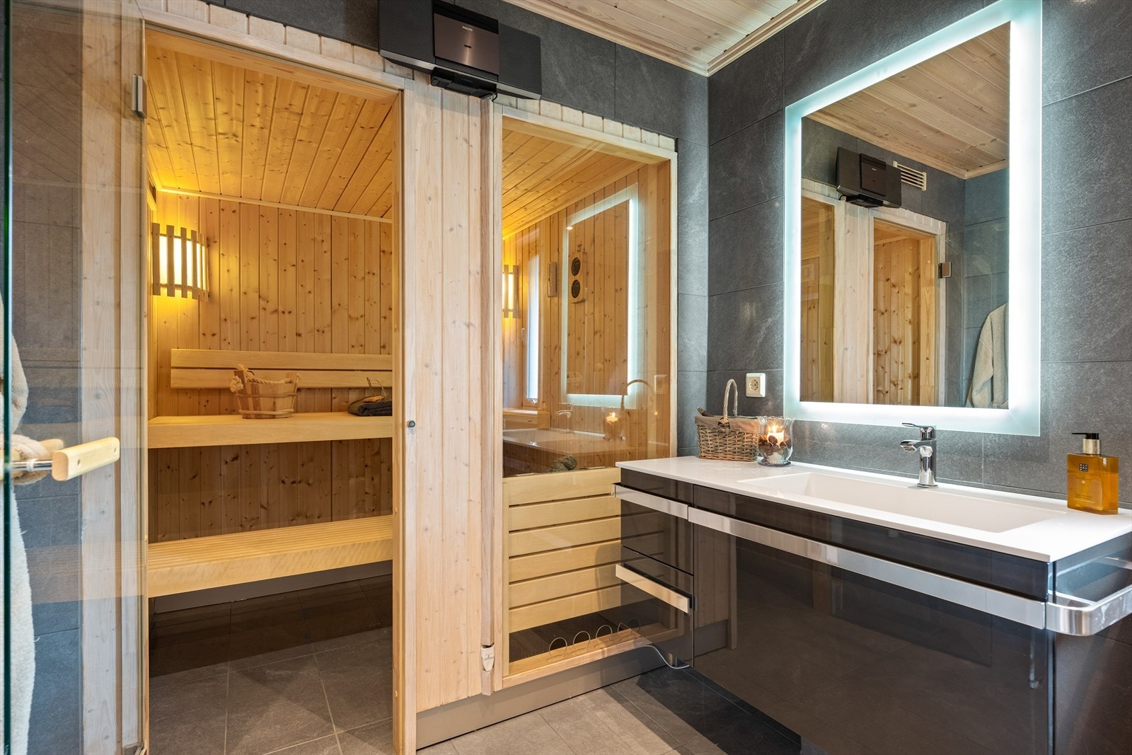 I tilknytning til badet finner du en egen badstue med ovn. Galleribilde