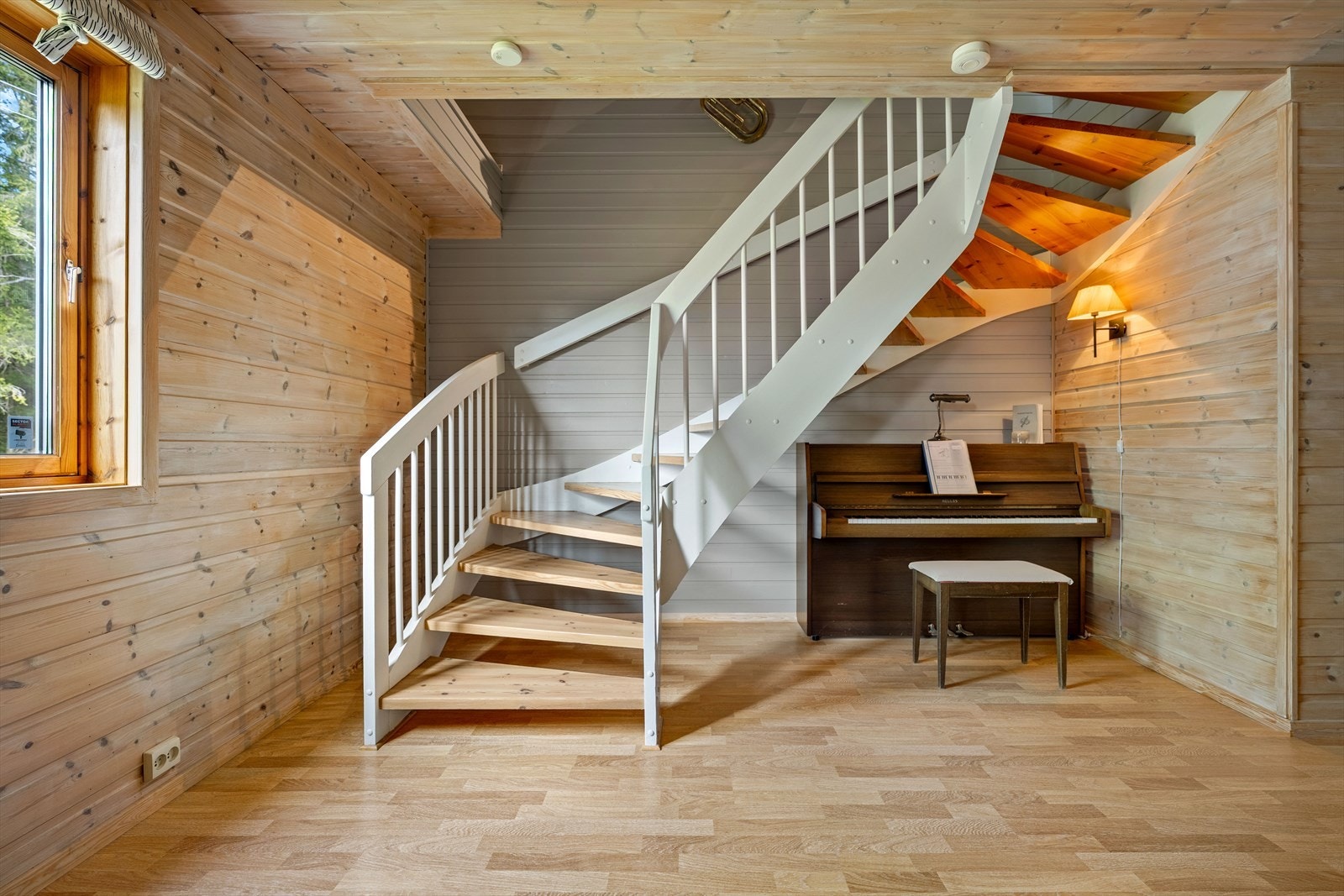 Den innvendige trappen i tre binder etasjene elegant sammen. Galleribilde