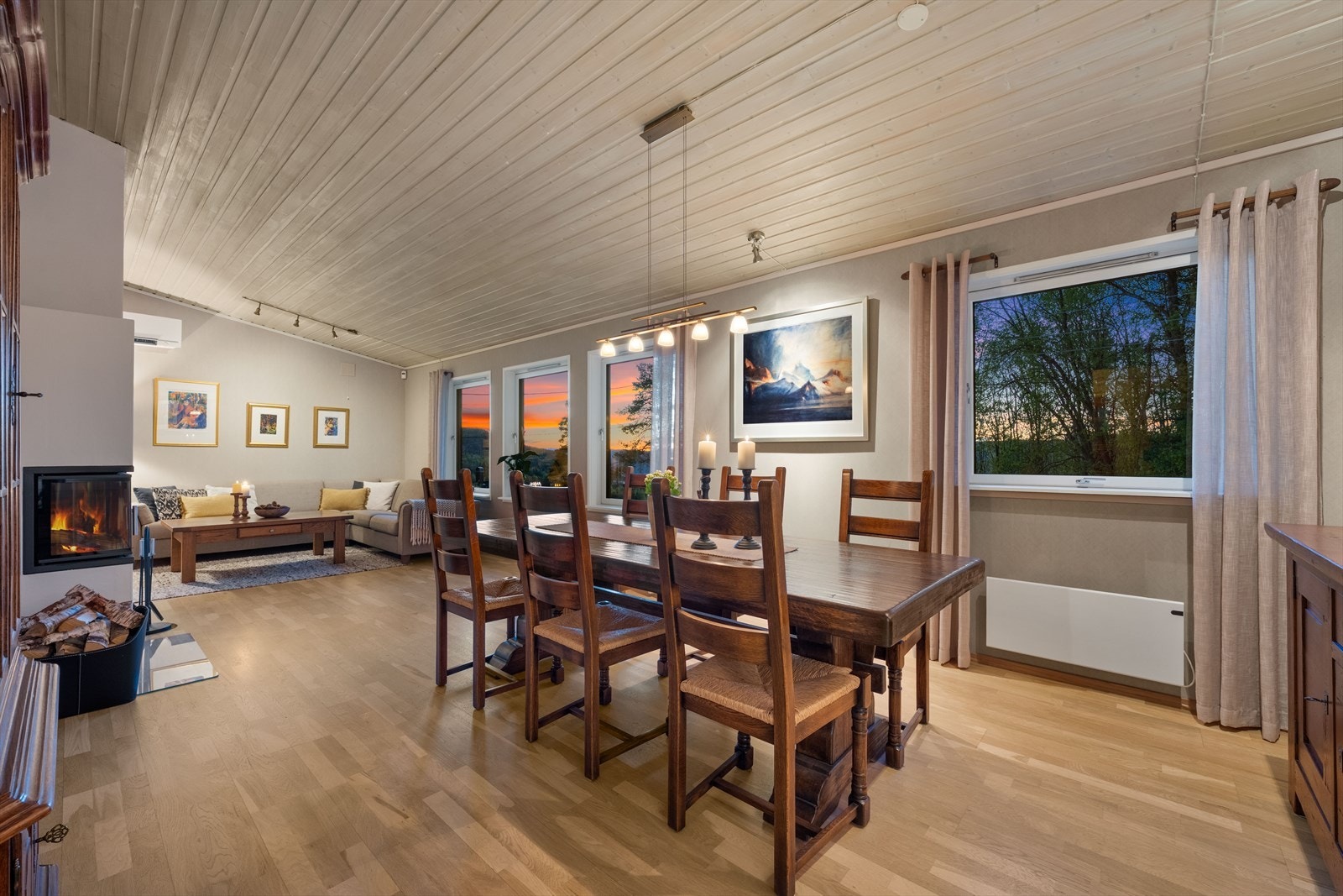 Stuen er romslig og har god plass til både en stor sofagruppe og en separat spisestue. Galleribilde