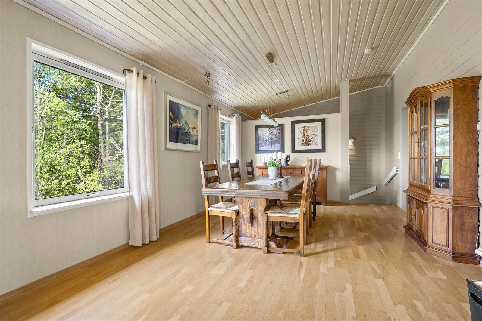 Vinduene i stuen rammer inn den grønne utsikten mot nærområdet. Galleribilde