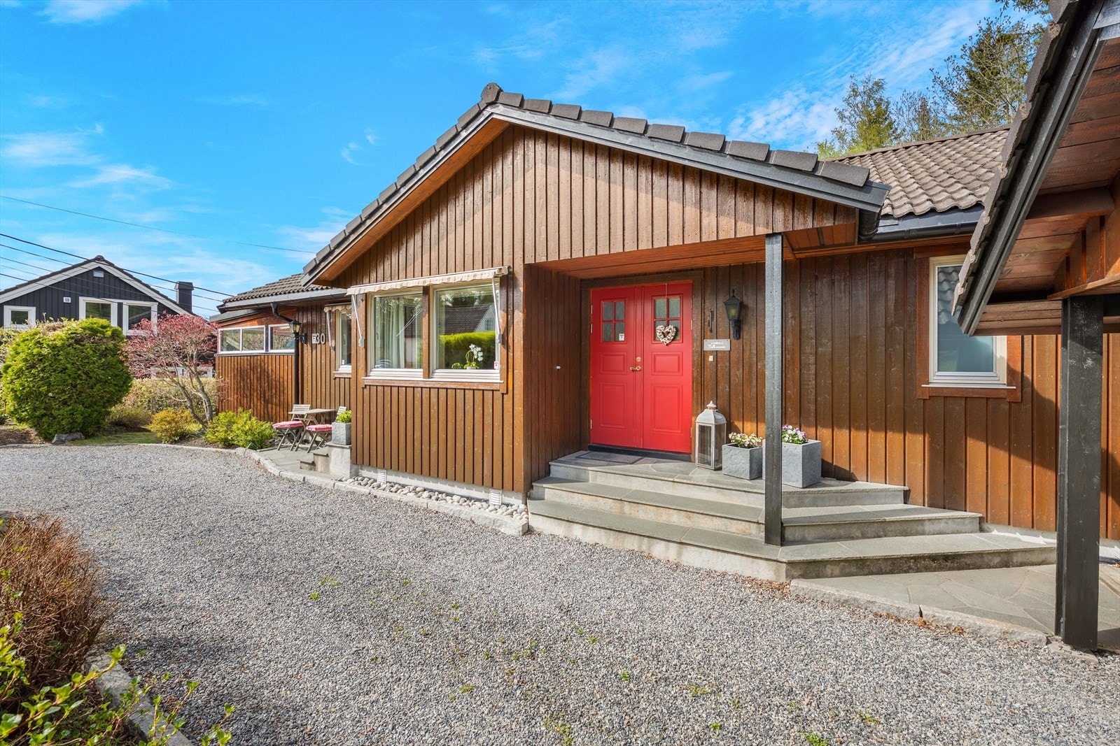 Gruset innkjørsel og gårdsplass med gode parkeringsmuligheter. Galleribilde