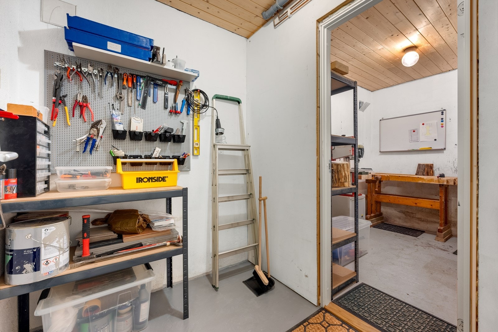 Boligen har rikelig med lagringsplass, med flere boder i underetasjen. Galleribilde