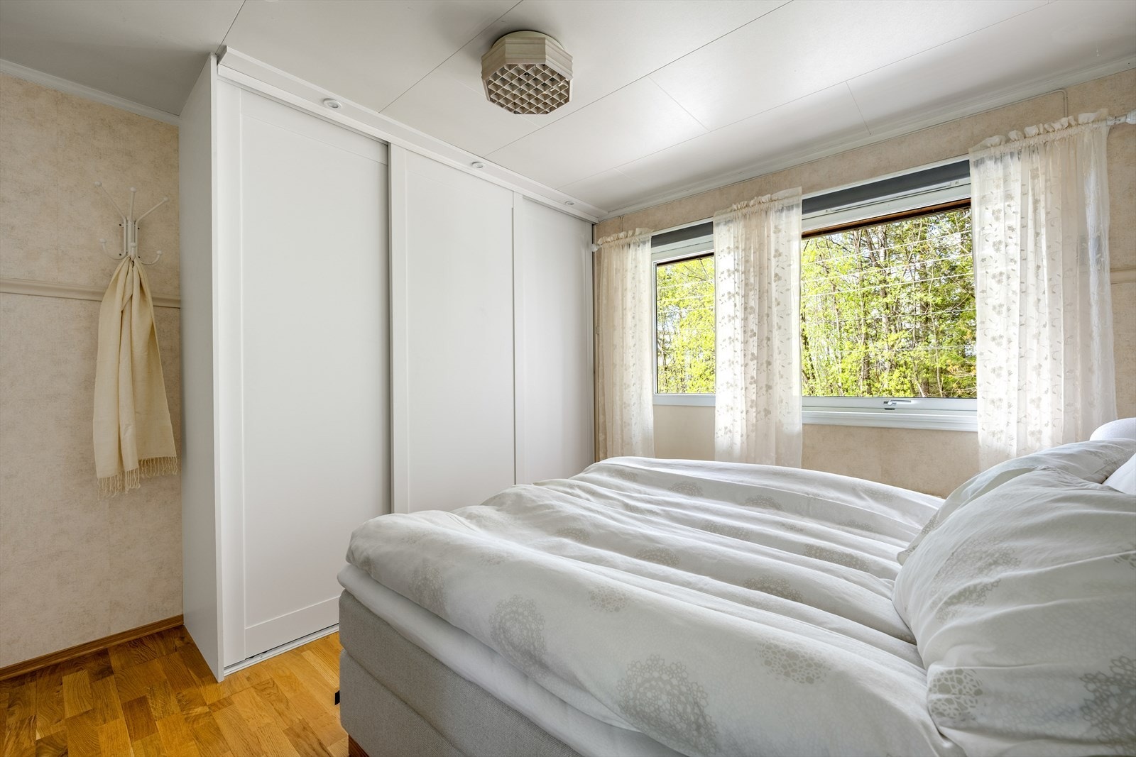 God plass til oppbevaring i en stor skyvedørsgarderobe. Galleribilde