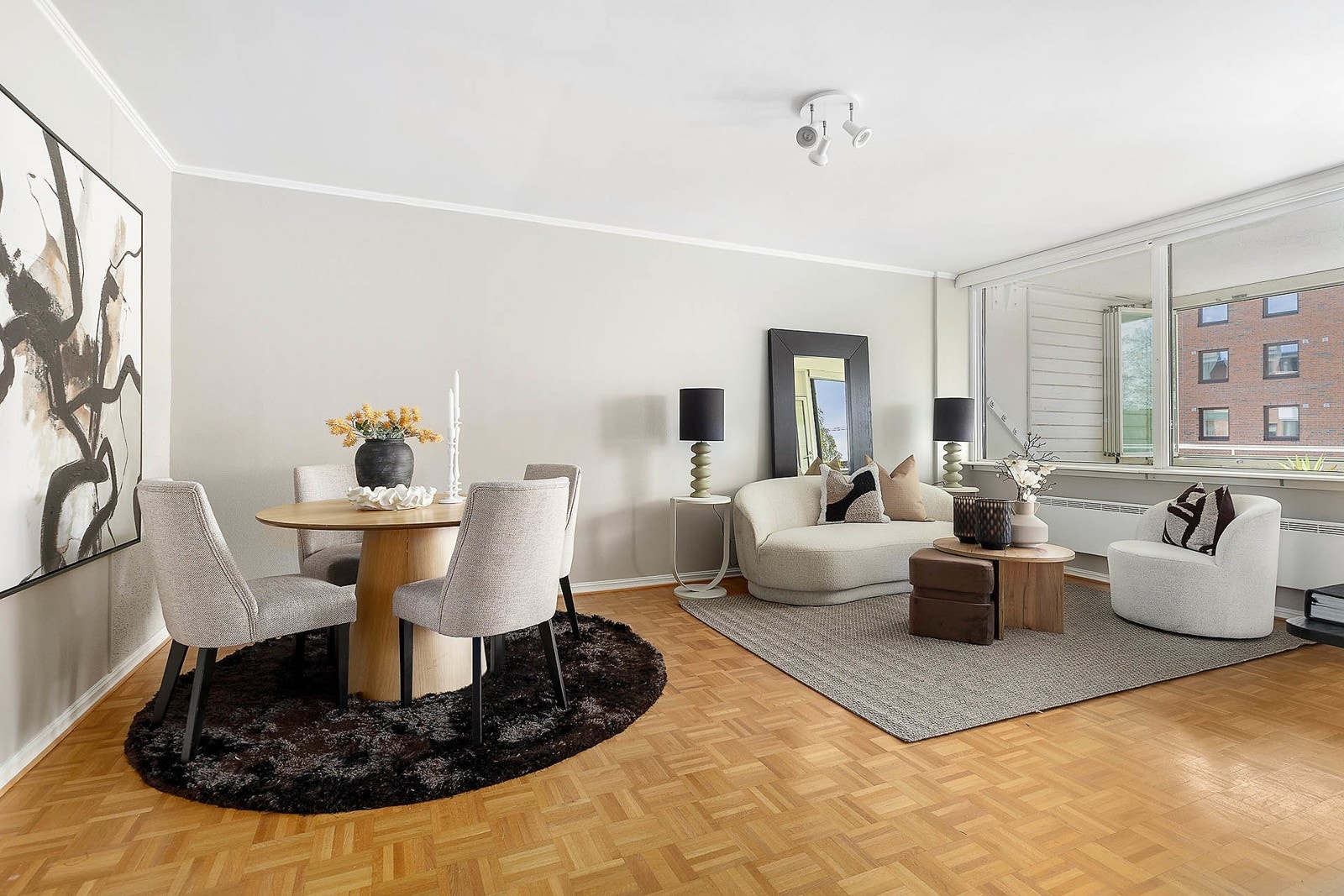 Store vindusflater gir godt med naturlig lys. Galleribilde