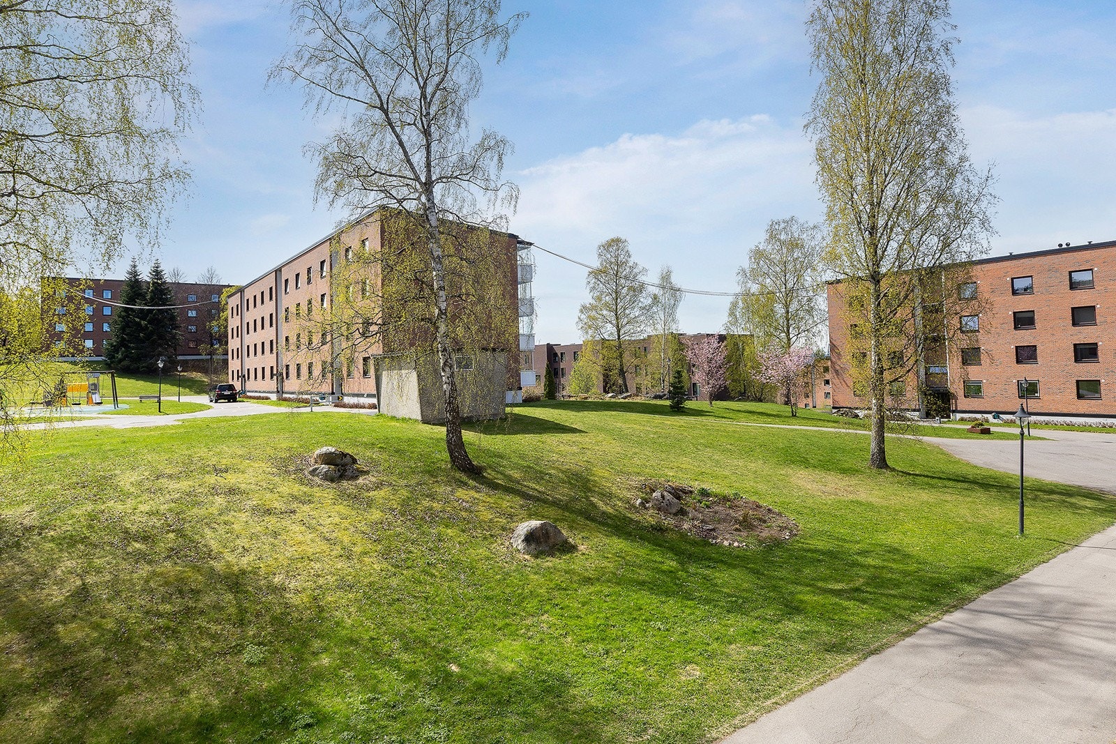 Borettslaget har familievennlige fellesarealer med lekeplass og nærhet til Østmarka. Galleribilde
