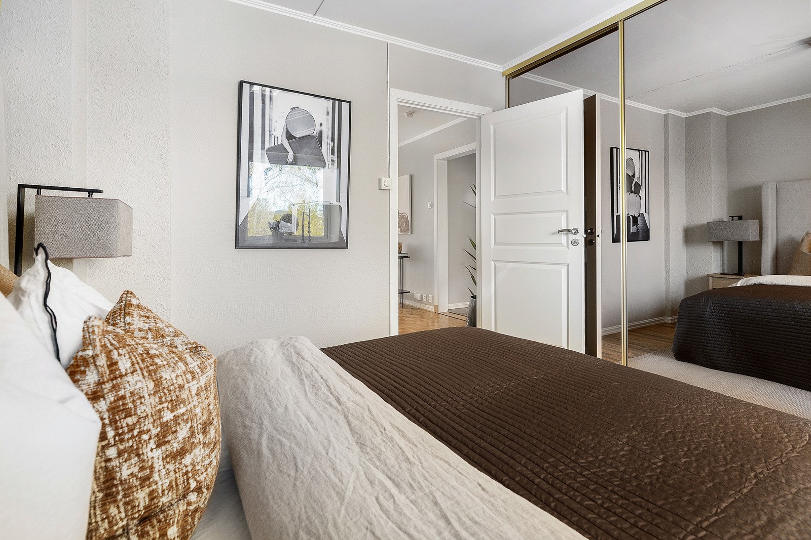Soverommet har en praktisk og romslig skyvedørsgarderobe for oppbevaring. Galleribilde