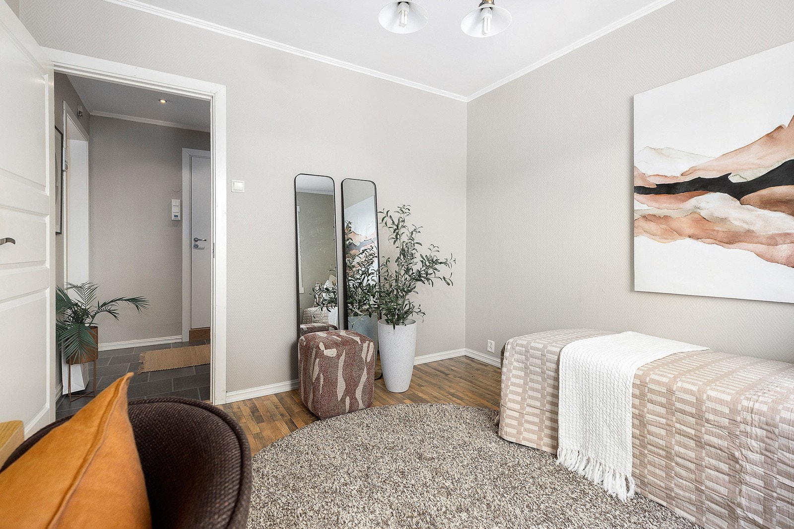 Soverommet har god plass til seng, skrivebord og skap. Galleribilde