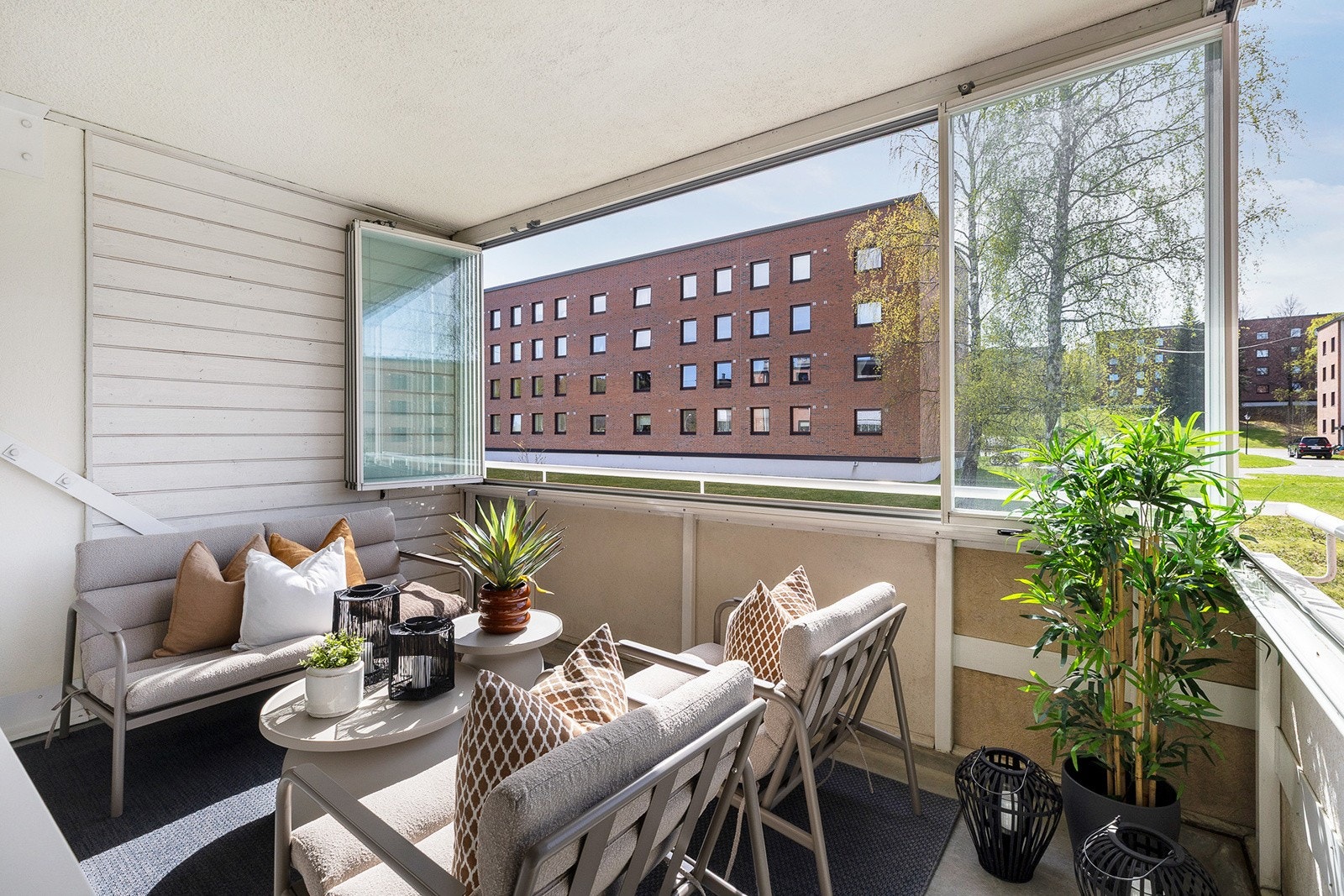 Innglasset balkong på 10 kvm med gode solforhold. Galleribilde