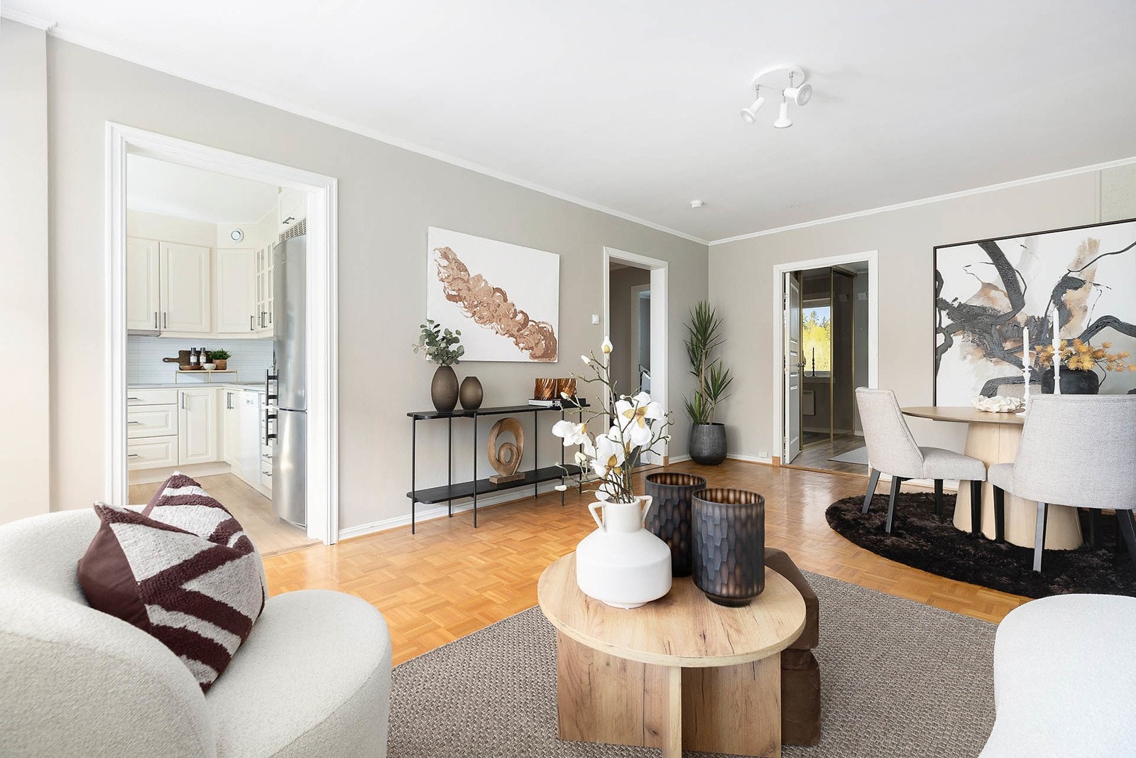 Naveed Iqbal v/OBOS Eiendomsmeglere har gleden av å presentere Gunnulvs vei 6! Foto: Rabana Maqsood / Diakrit Galleribilde