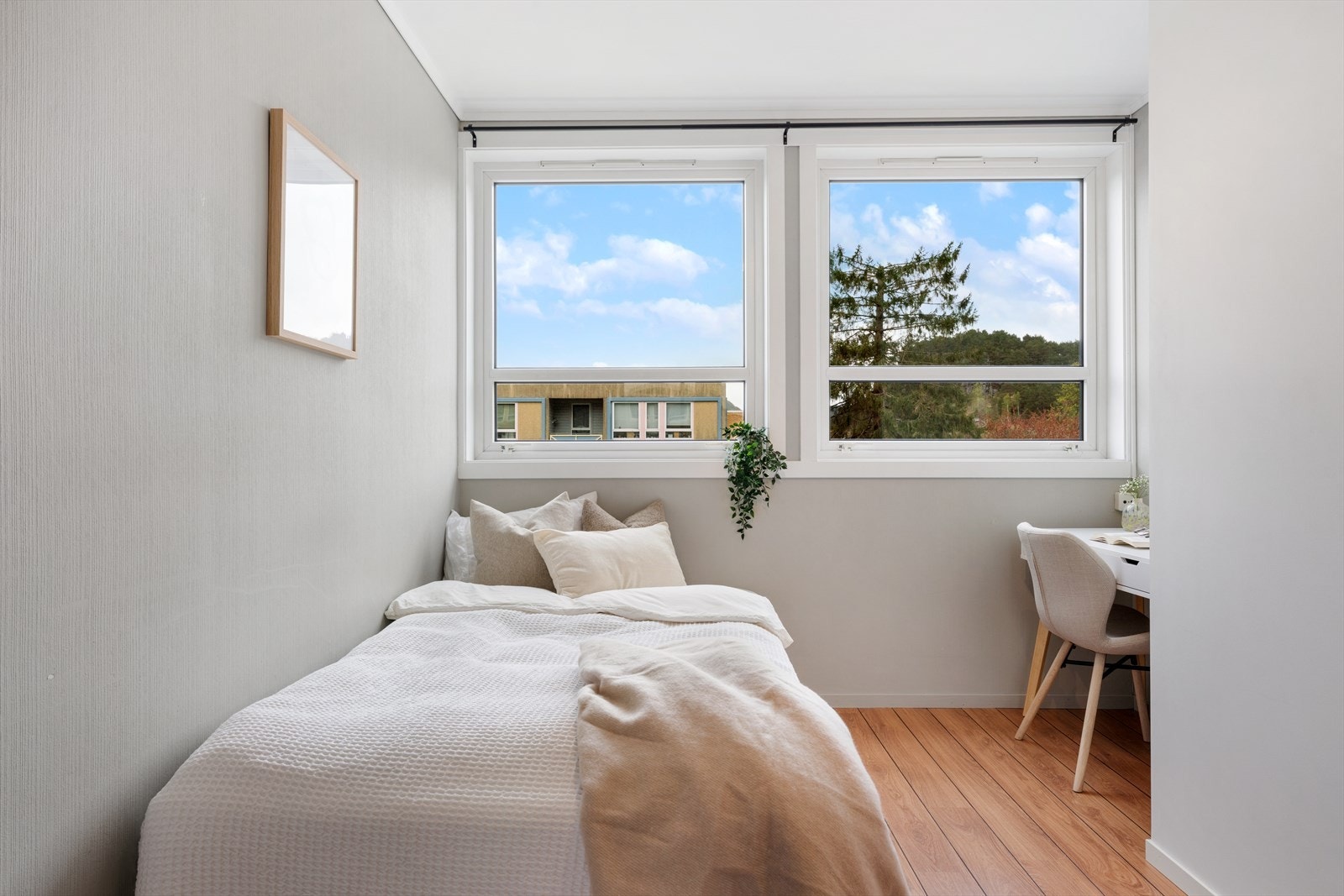 - Soverom 2 på 10,2 m² - passer godt som gjesterom eller hjemmekontor - Galleribilde