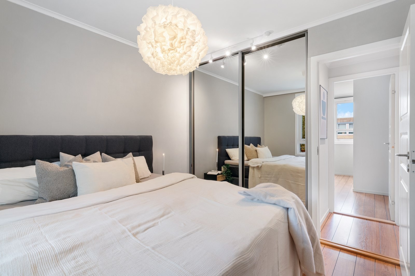 - Soverom med skyvedørsgarderobe og plass til dobbeltseng - Galleribilde