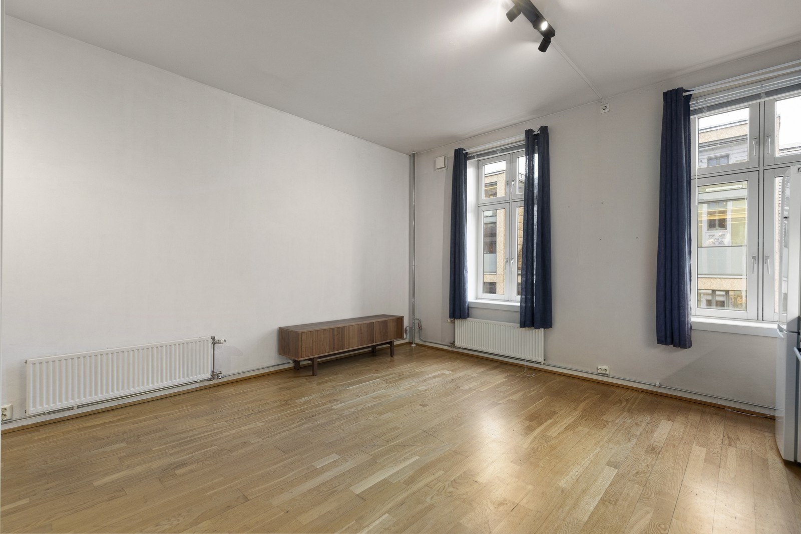 Romslig stue med gode møbleringsmuligheter og god plass til både sofagruppe og spisebord. Galleribilde