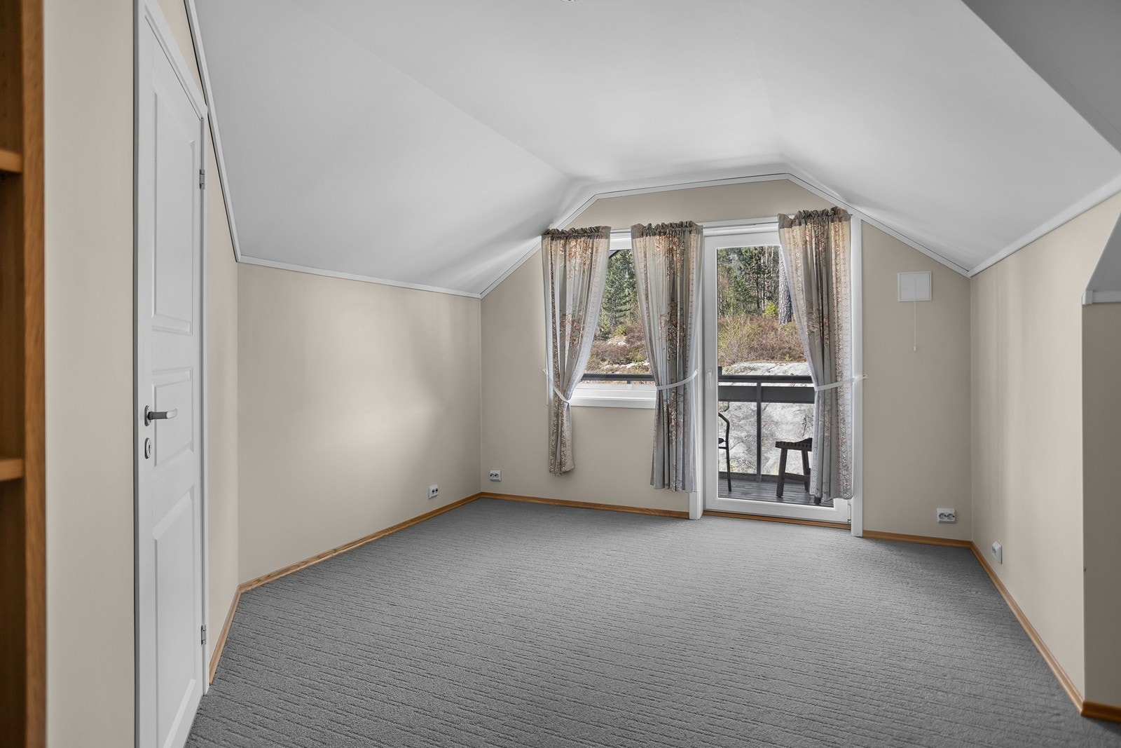 Fra loftstua er det utgang til balkong på baksiden av bygget Galleribilde