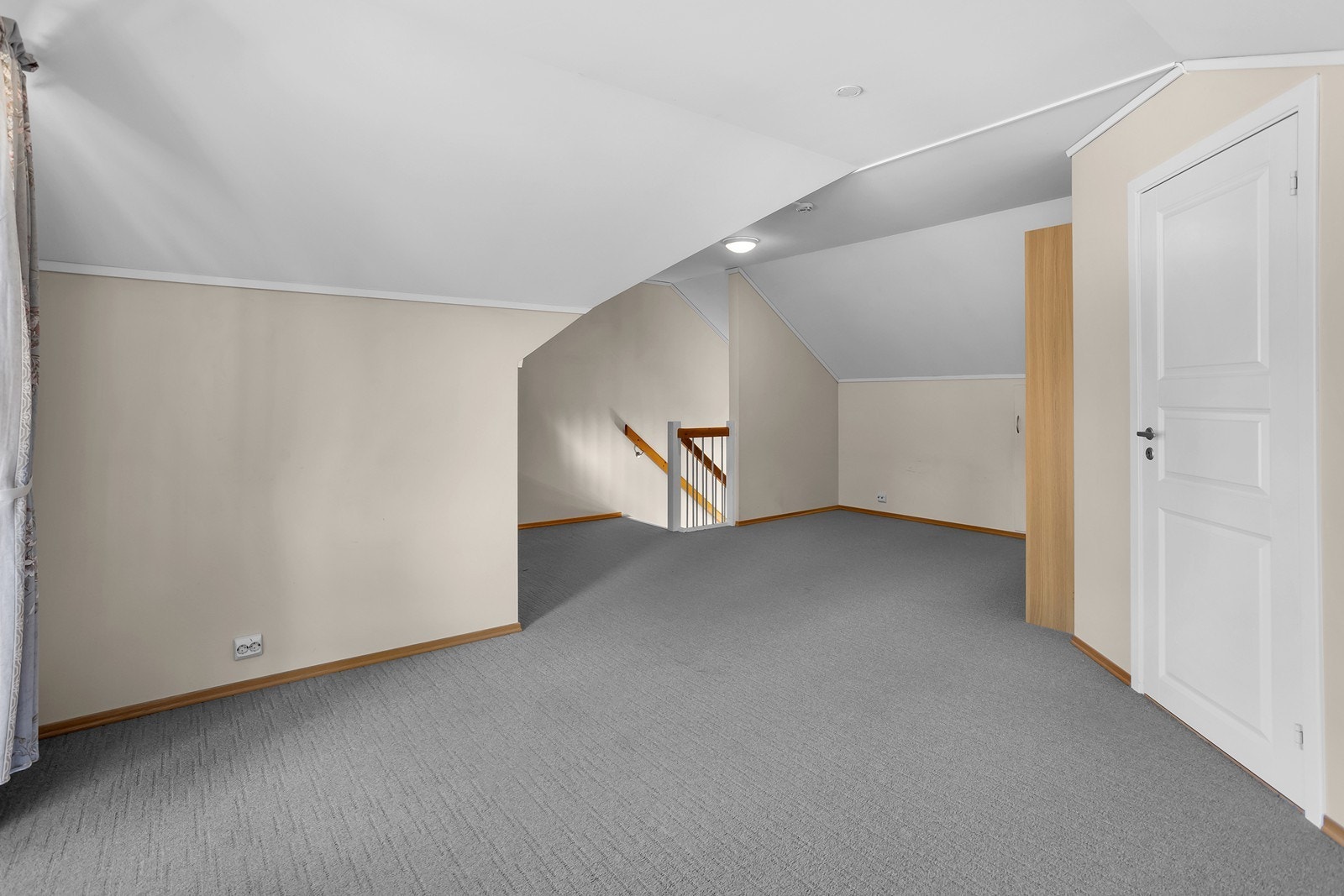 Romslig loftstue; her har man god plass til sofamøbler Galleribilde