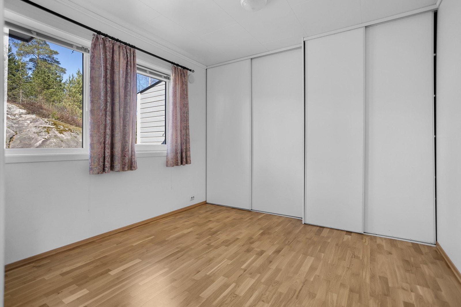 Leiligheten har ett soverom; romslig soverom med stor innebygd garderobeløsning Galleribilde