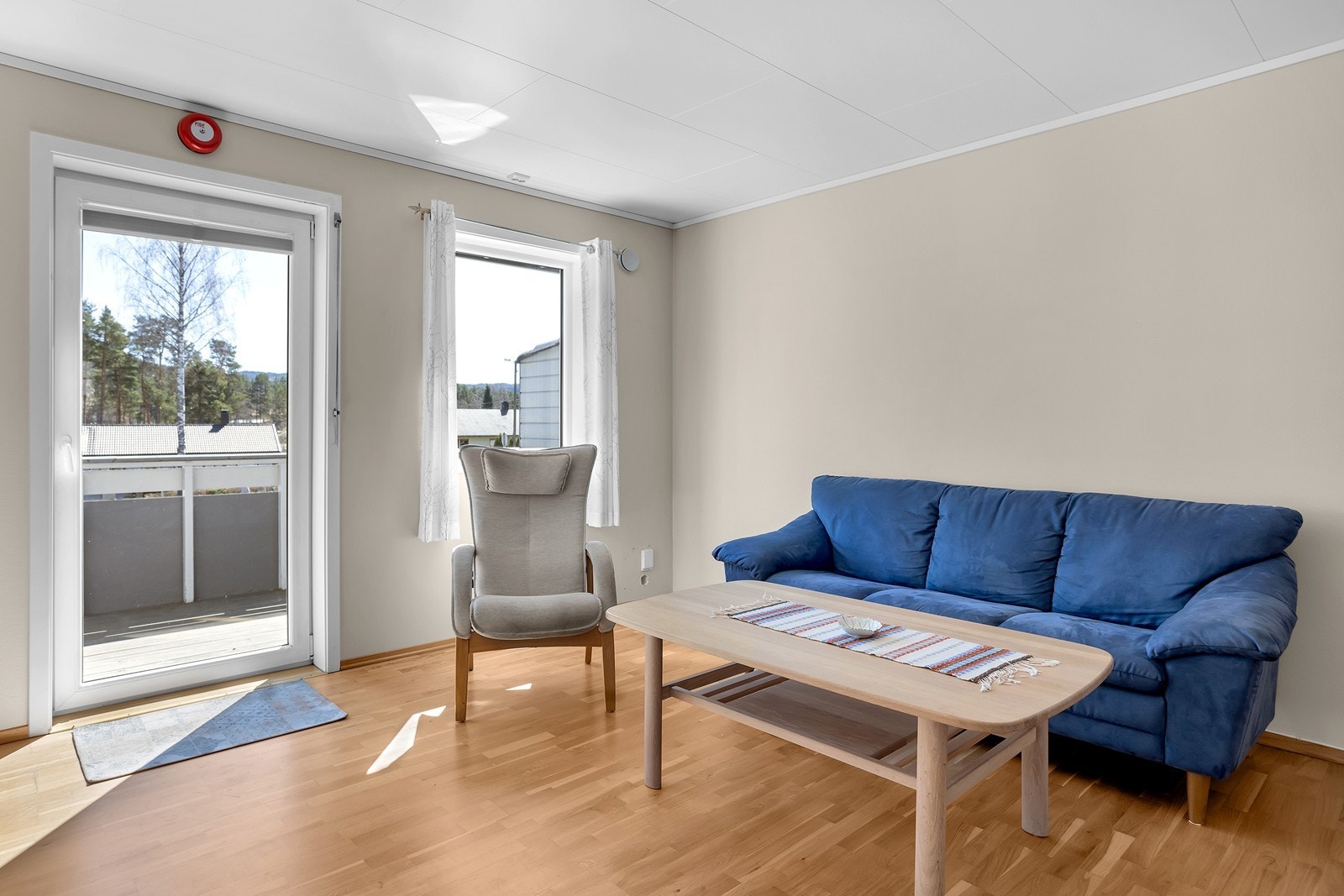 Fra stua har man utgang til solrik balkong på fremsiden av bygget Galleribilde