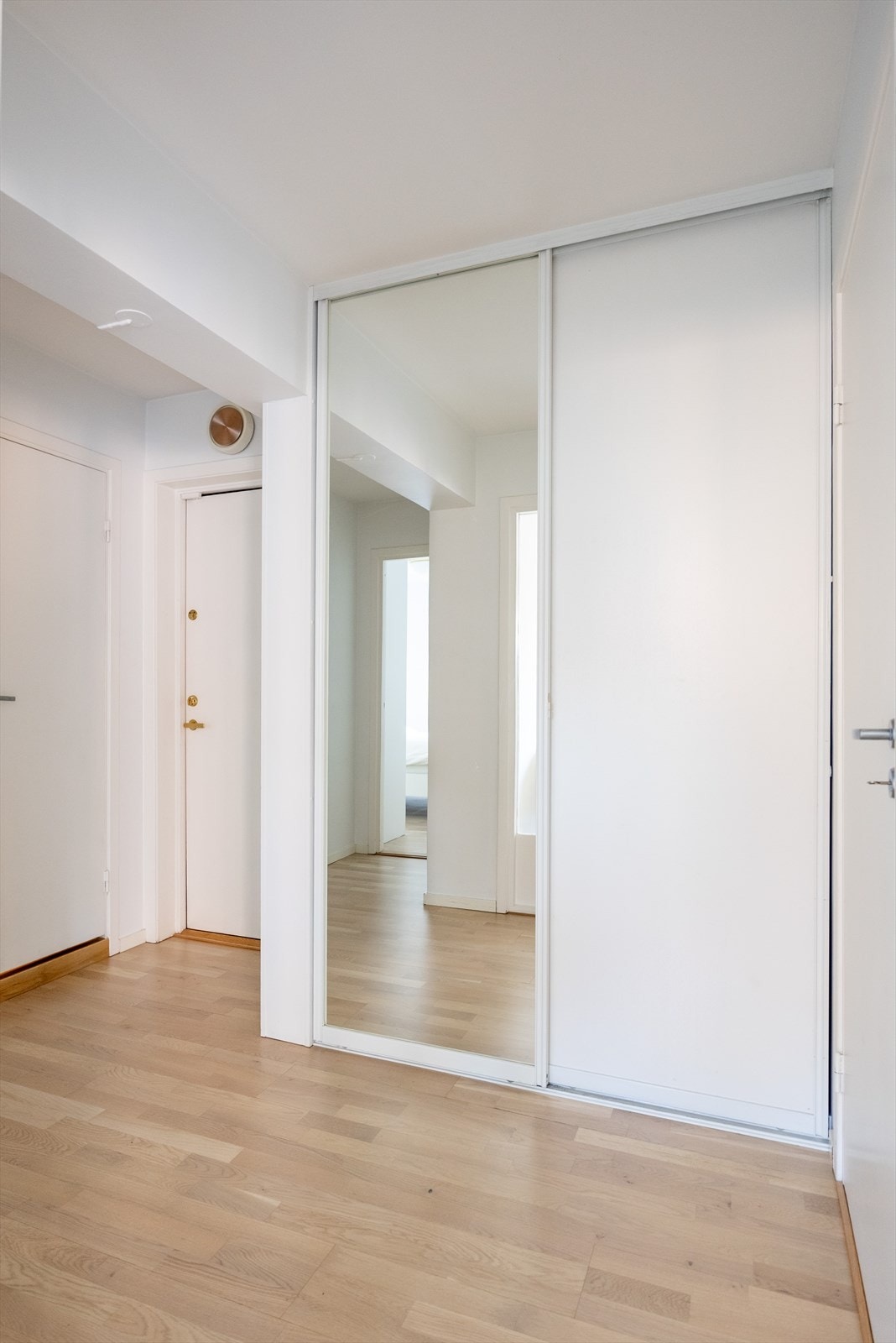 Entrè med skyvedørsgarderobe Galleribilde
