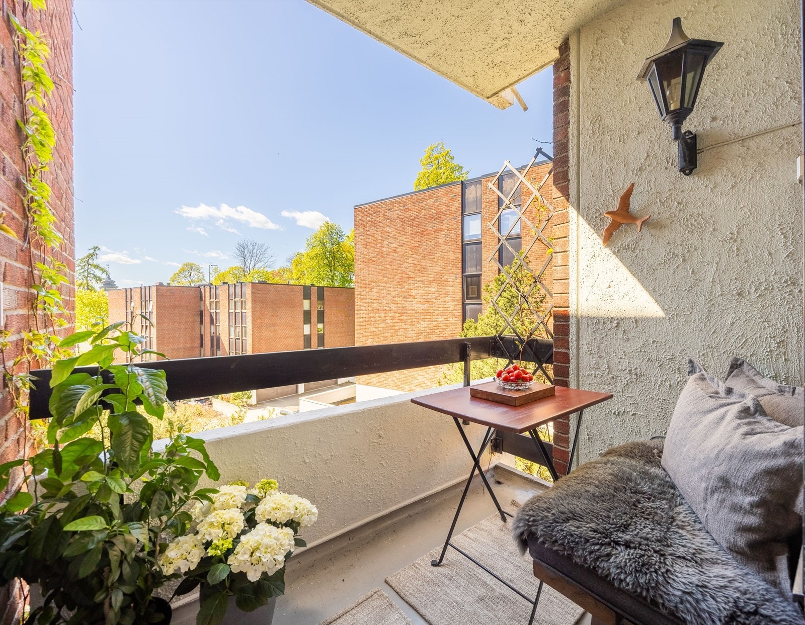 Balkongen har en god intern beliggenhet og vender inn mot stille og rolig bakgård Galleribilde