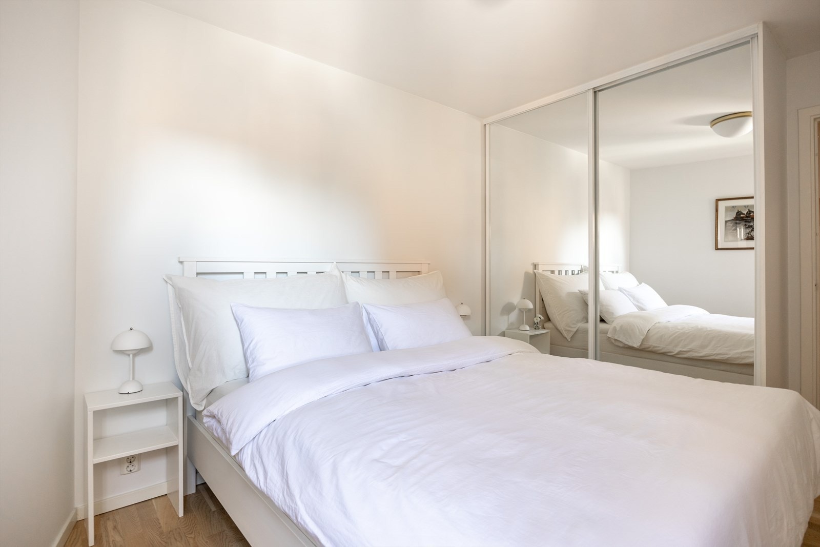 Stor skyvedørsgarderobe med masse oppbevaringsplass Galleribilde