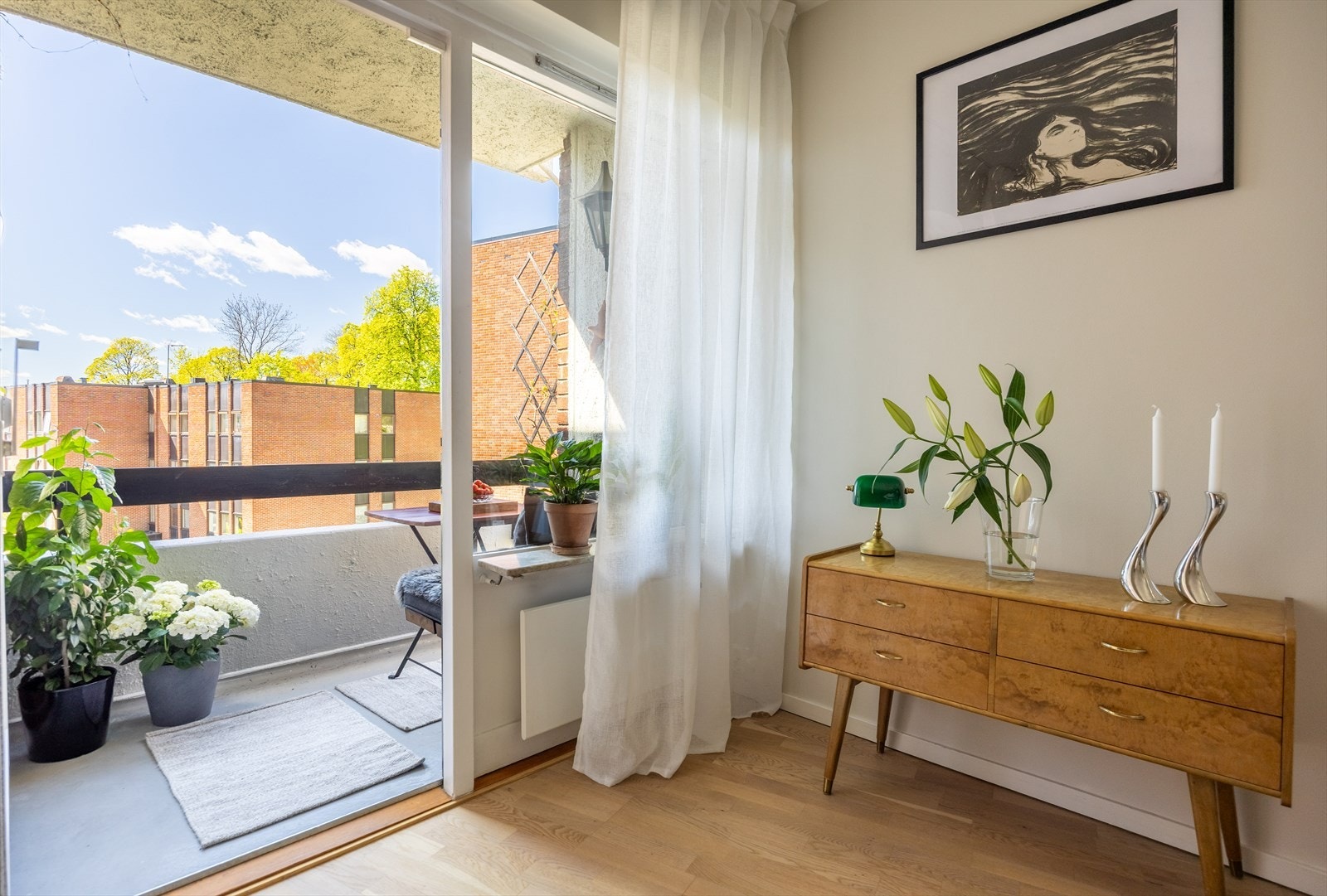 Fra stuen har du adkomst til lys og åpen stue Galleribilde