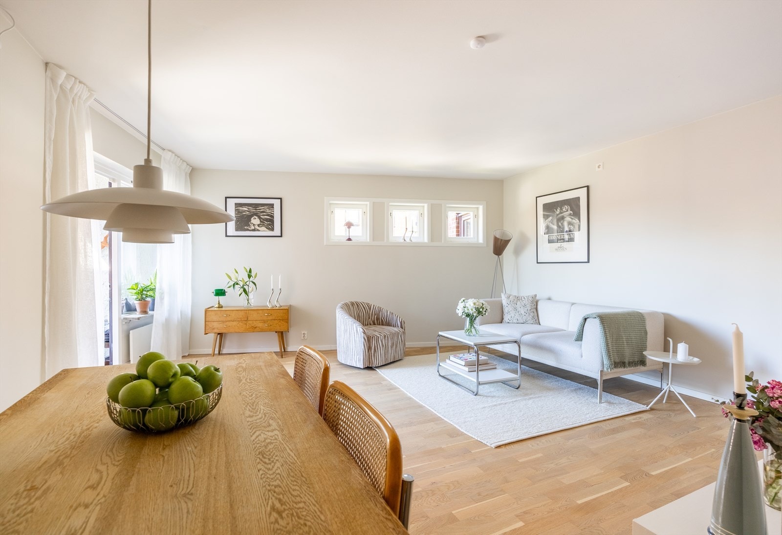 Flott stue med store og flotte vindusflater som slipper inn godt med naturlig lys Galleribilde