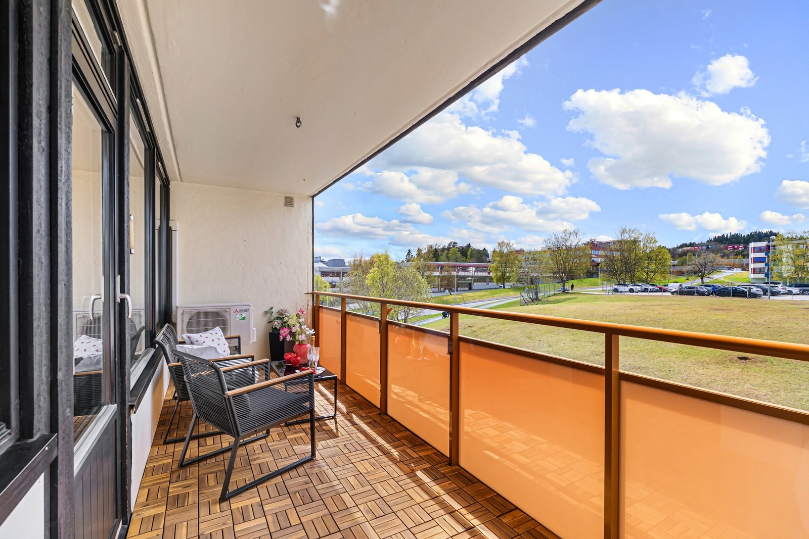 Balkongen er skjermet for innsyn. Galleribilde