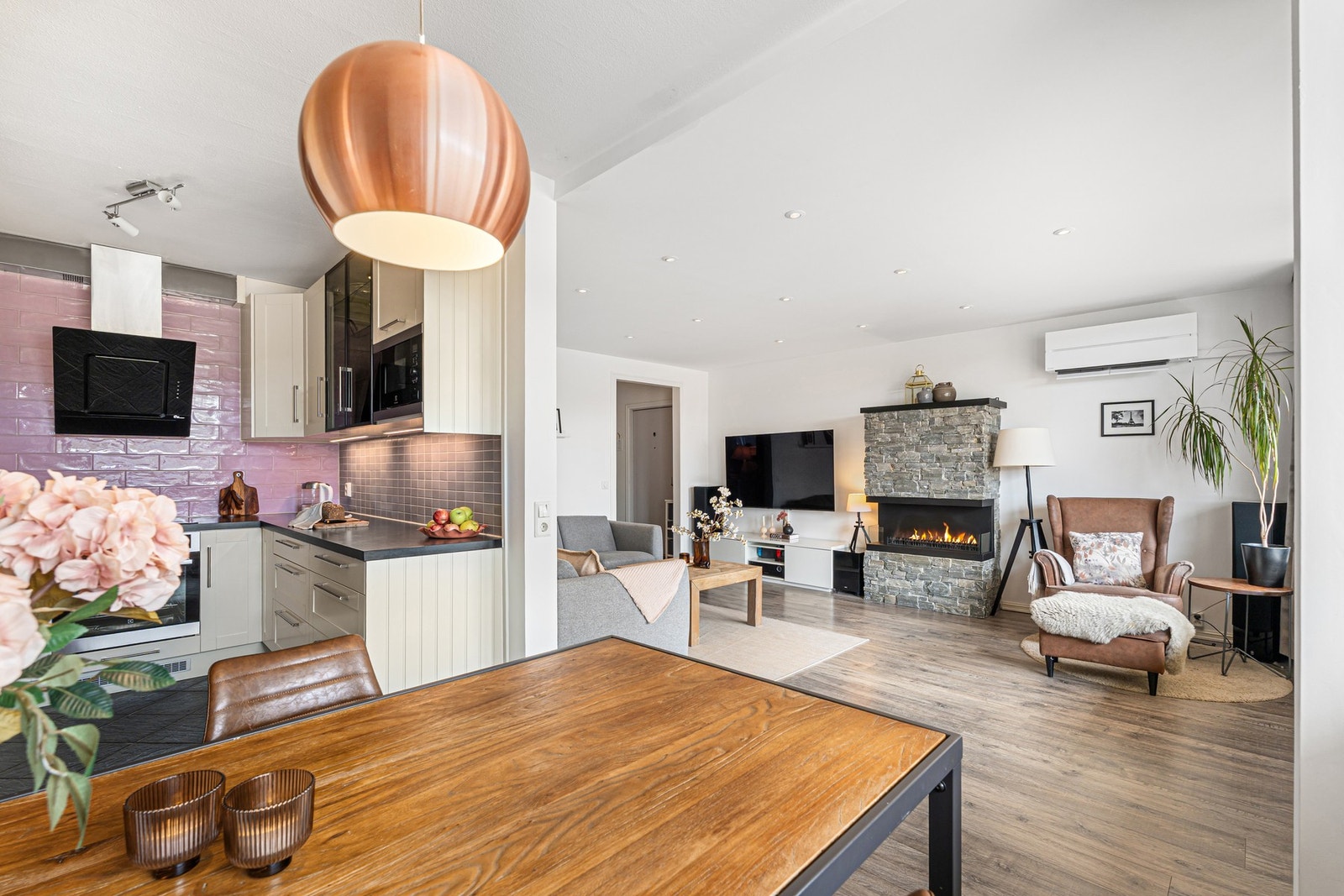 God plass til spisegruppe, perfekt for hyggelige sammenkomster med familie og venner. Galleribilde