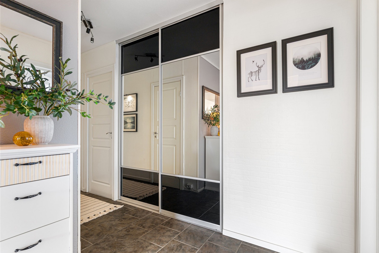 Romslig gang med skyvedørsgarderobe og god plass til oppbevaring av sko og yttertøy. Galleribilde