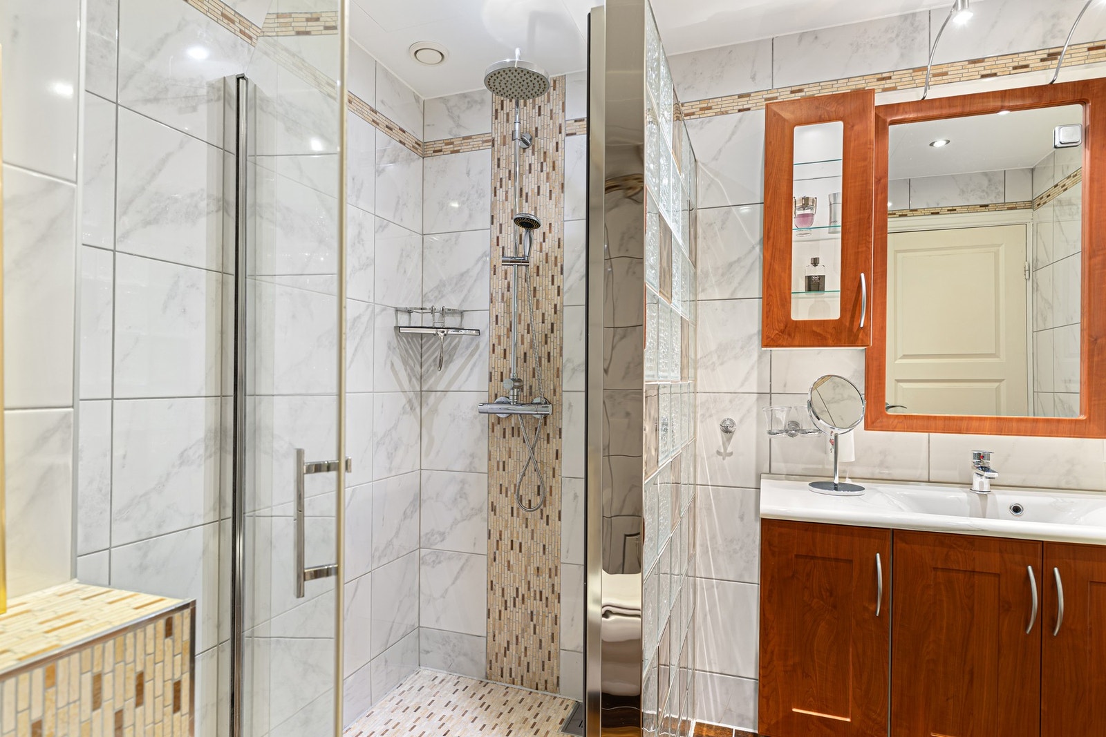 Badet fremstår som moderne og velholdt, med stilren servant og praktiske skapløsninger som gir gode oppbevaringsmuligheter. Galleribilde