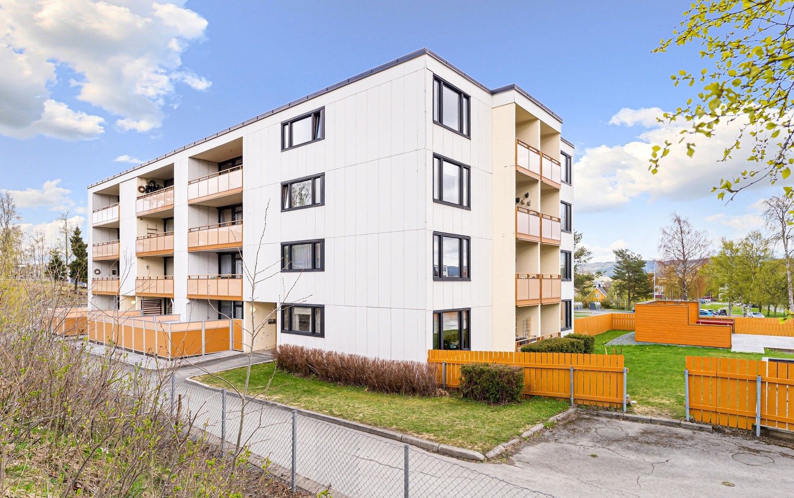 Området er meget barnevennlig med lite trafikk og lekeplasser i gatetun. Galleribilde