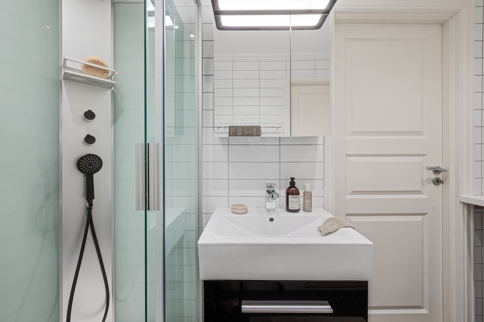 Badet har helflisede overflater og elektriske varmekabler i gulvet. Galleribilde