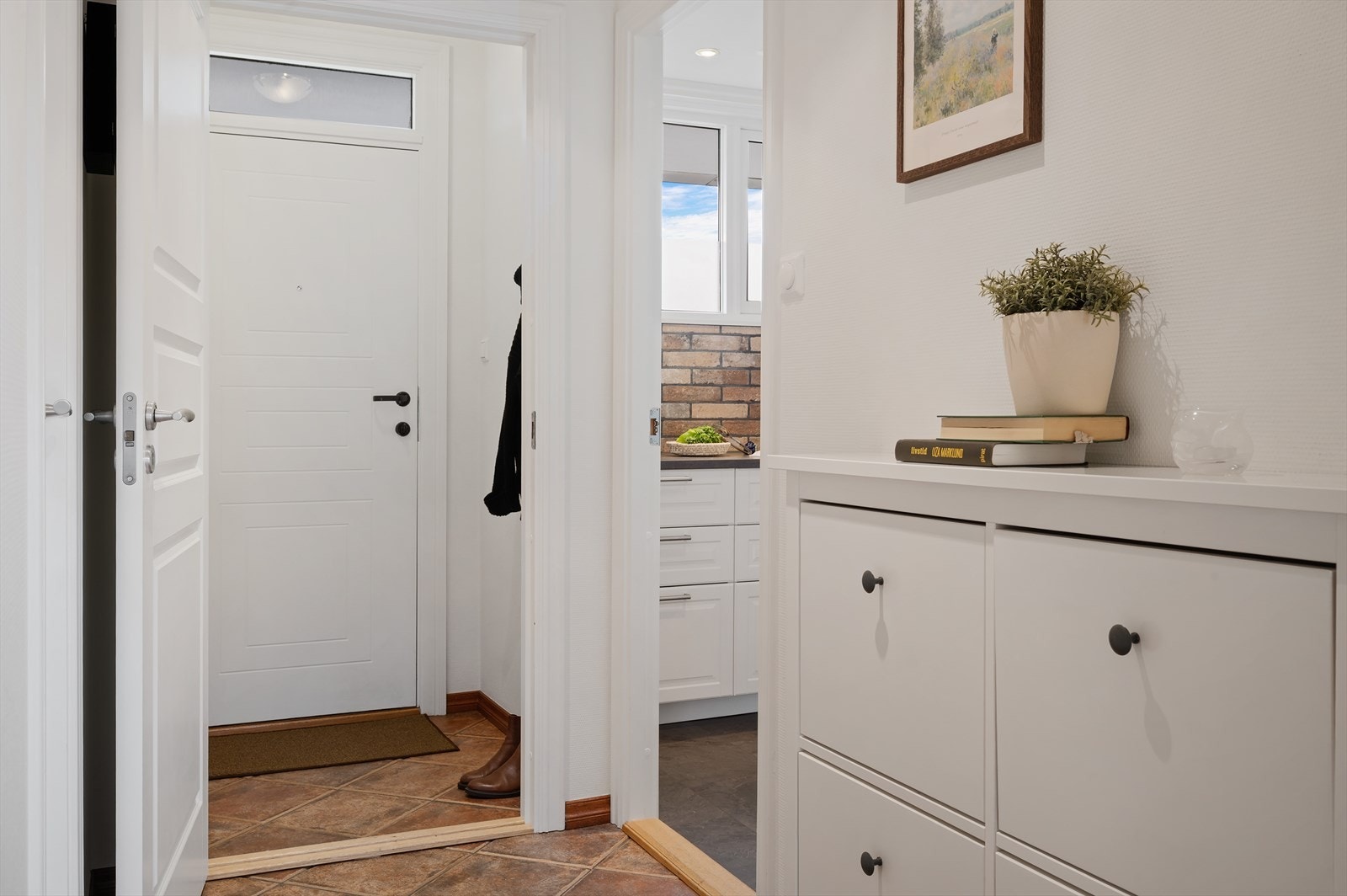 Velkommen inn! I Entré er det keramiske fliser på gulvet og profilerte innerdører. Galleribilde
