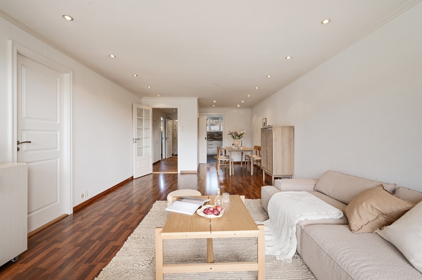 Stuen har en god planløsning som gir god plass til både sofa og spisestue. Galleribilde